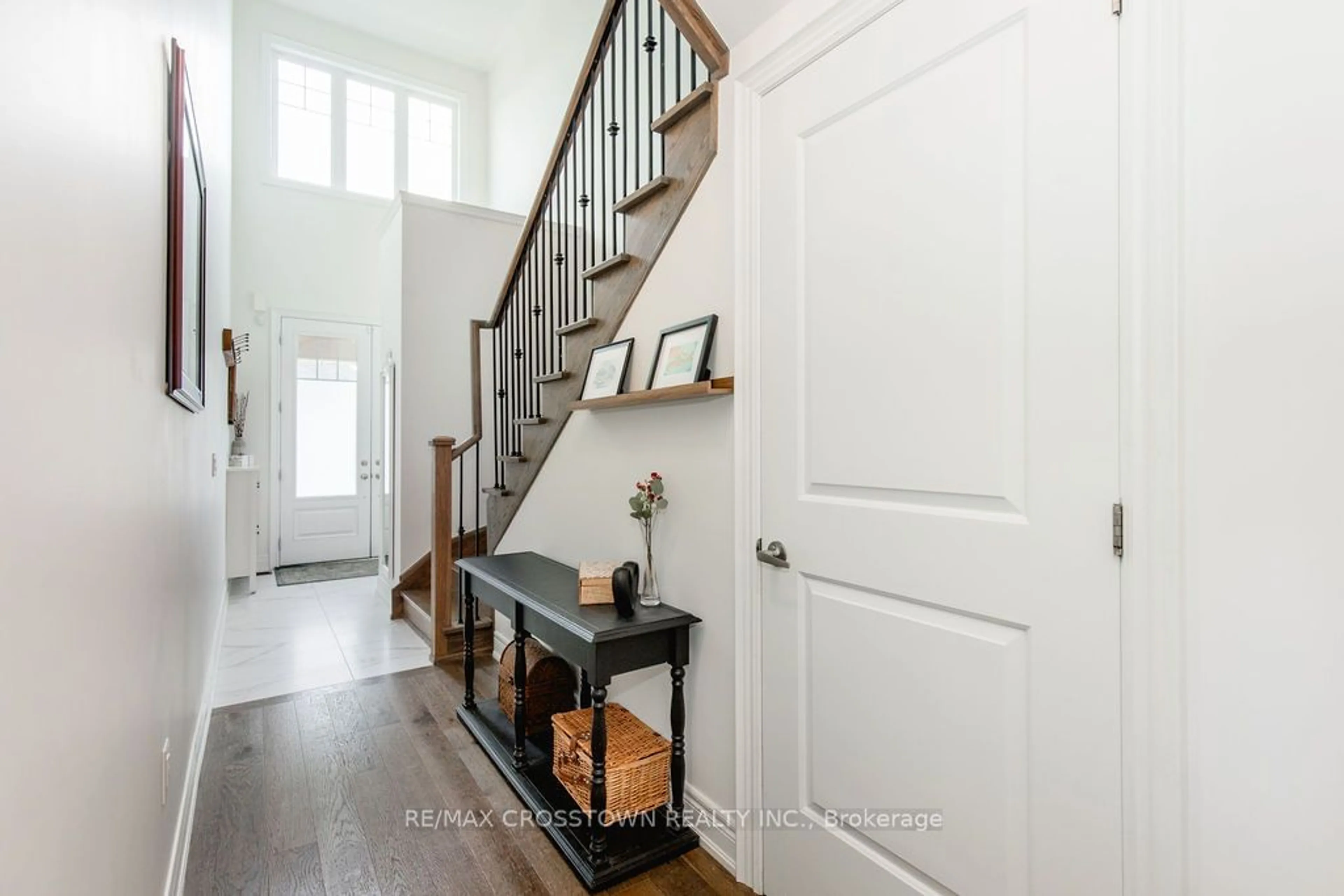 Indoor entryway for 17 Clear Spring Ave, Georgina Ontario L4P 0H7