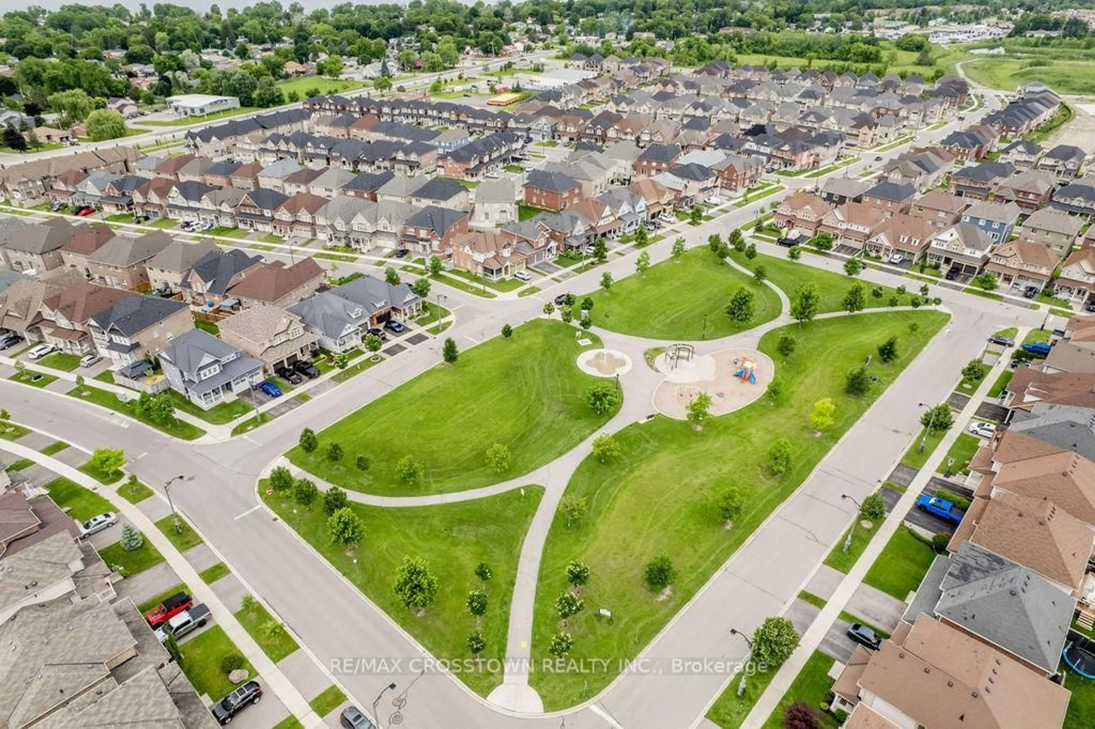 A pic from outside/outdoor area/front of a property/back of a property/a pic from drone, street for 17 Clear Spring Ave, Georgina Ontario L4P 0H7