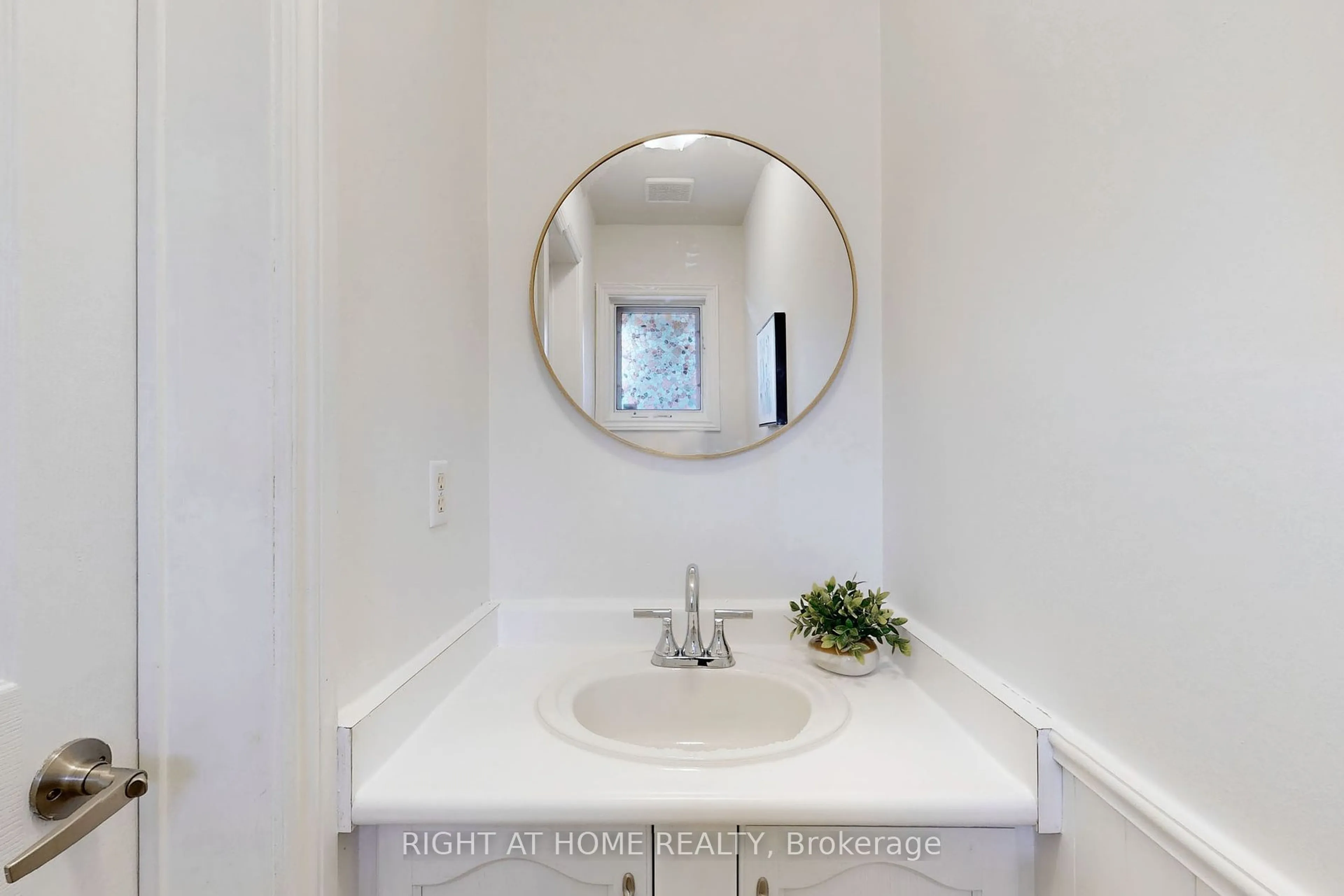 Standard bathroom, ceramic/tile floor for 135 Kelso Cres, Vaughan Ontario L6A 2K7