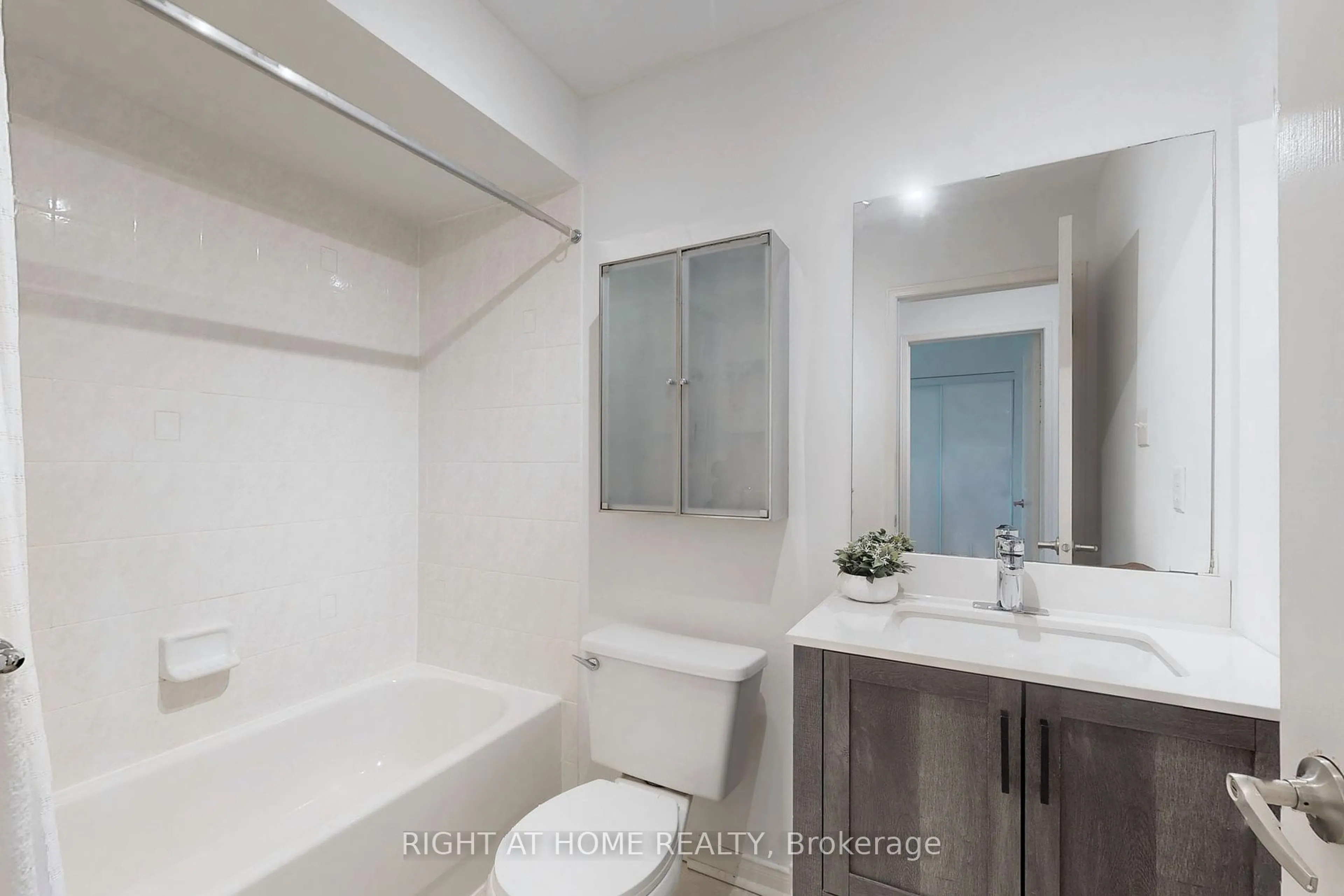 Standard bathroom, ceramic/tile floor for 135 Kelso Cres, Vaughan Ontario L6A 2K7