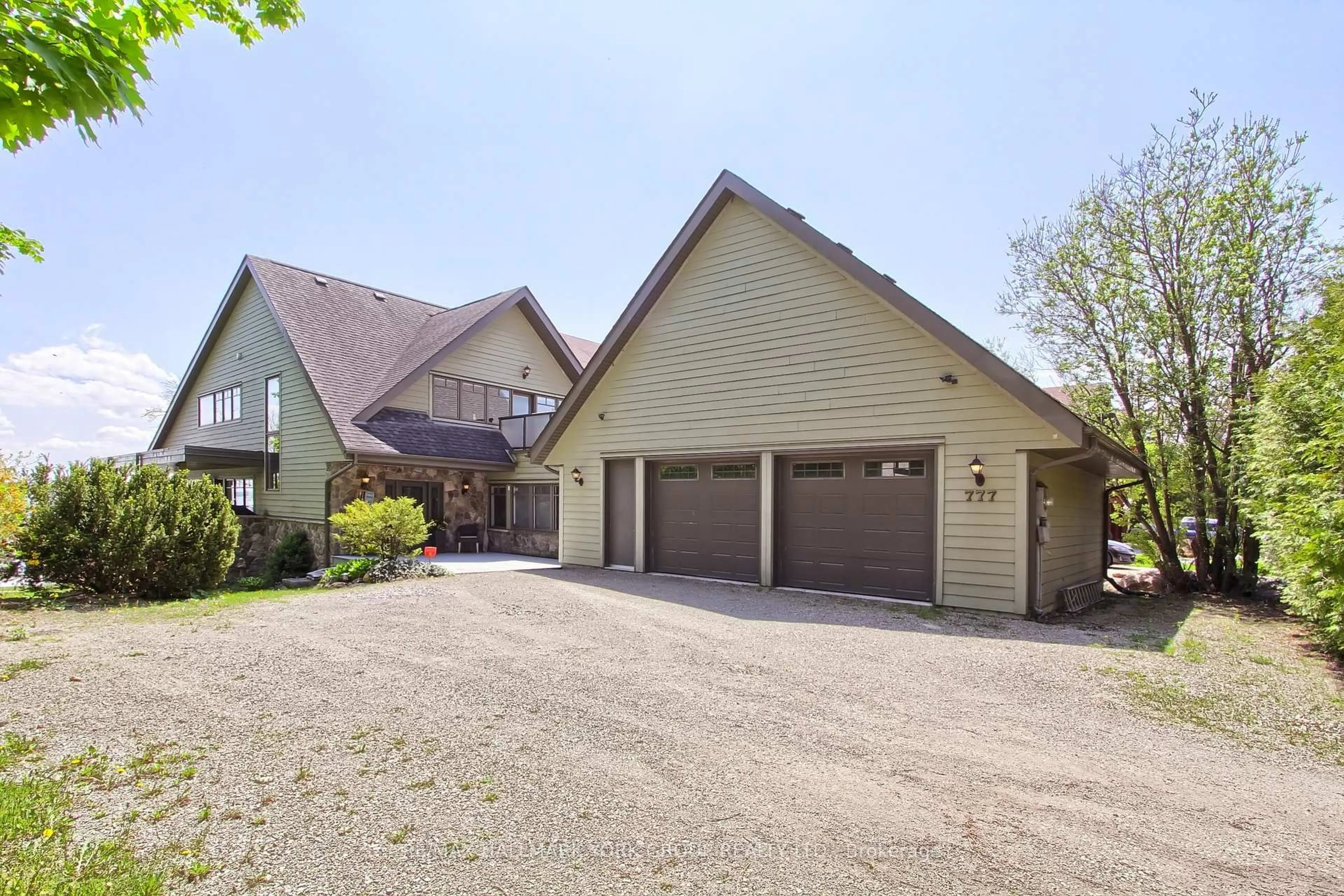 Indoor garage for 777 Lakelands Ave, Innisfil Ontario L9S 4E5