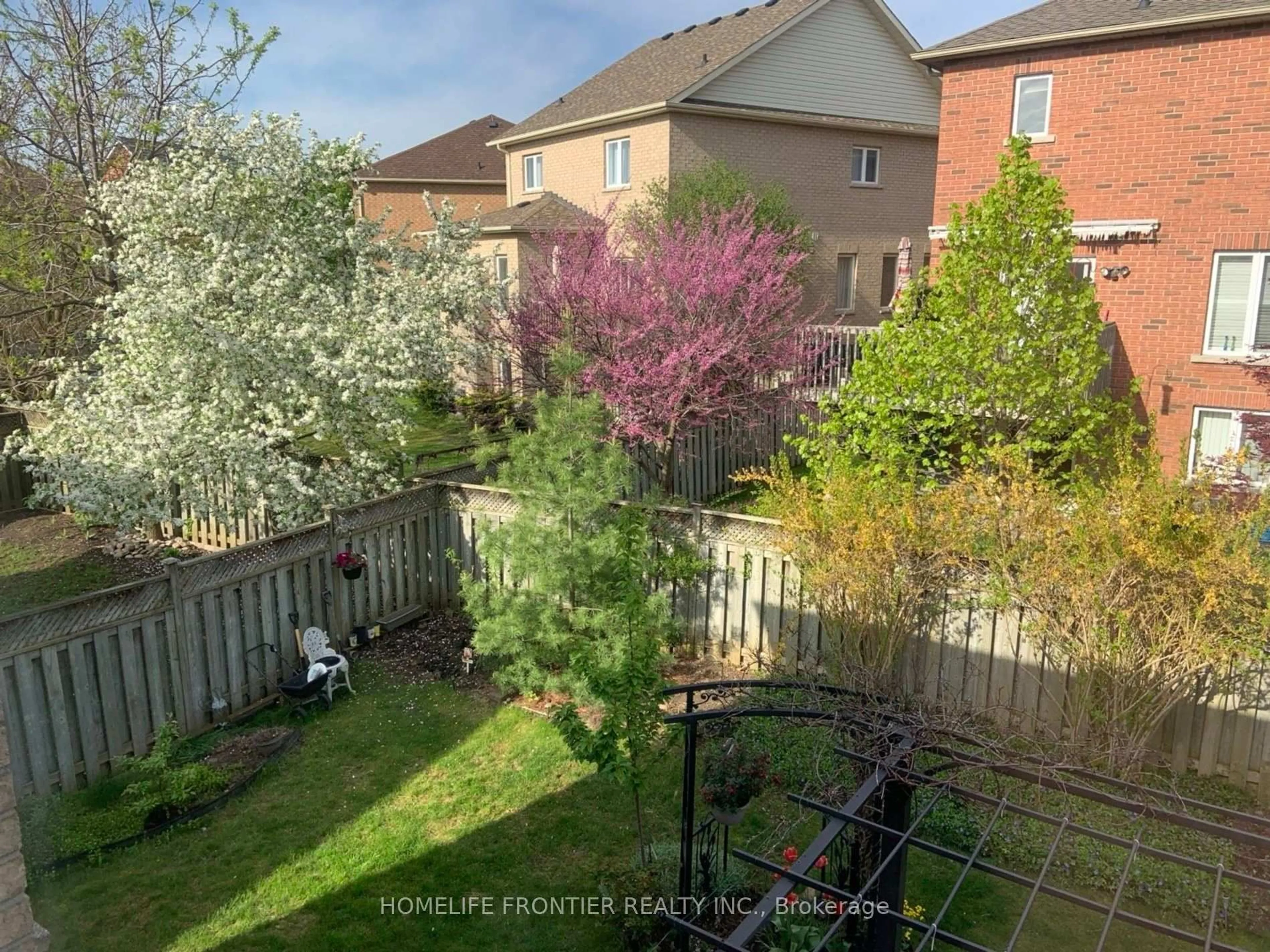 A pic from outside/outdoor area/front of a property/back of a property/a pic from drone, forest/trees view for 190 Forestwood St, Richmond Hill Ontario L4S 1Y1