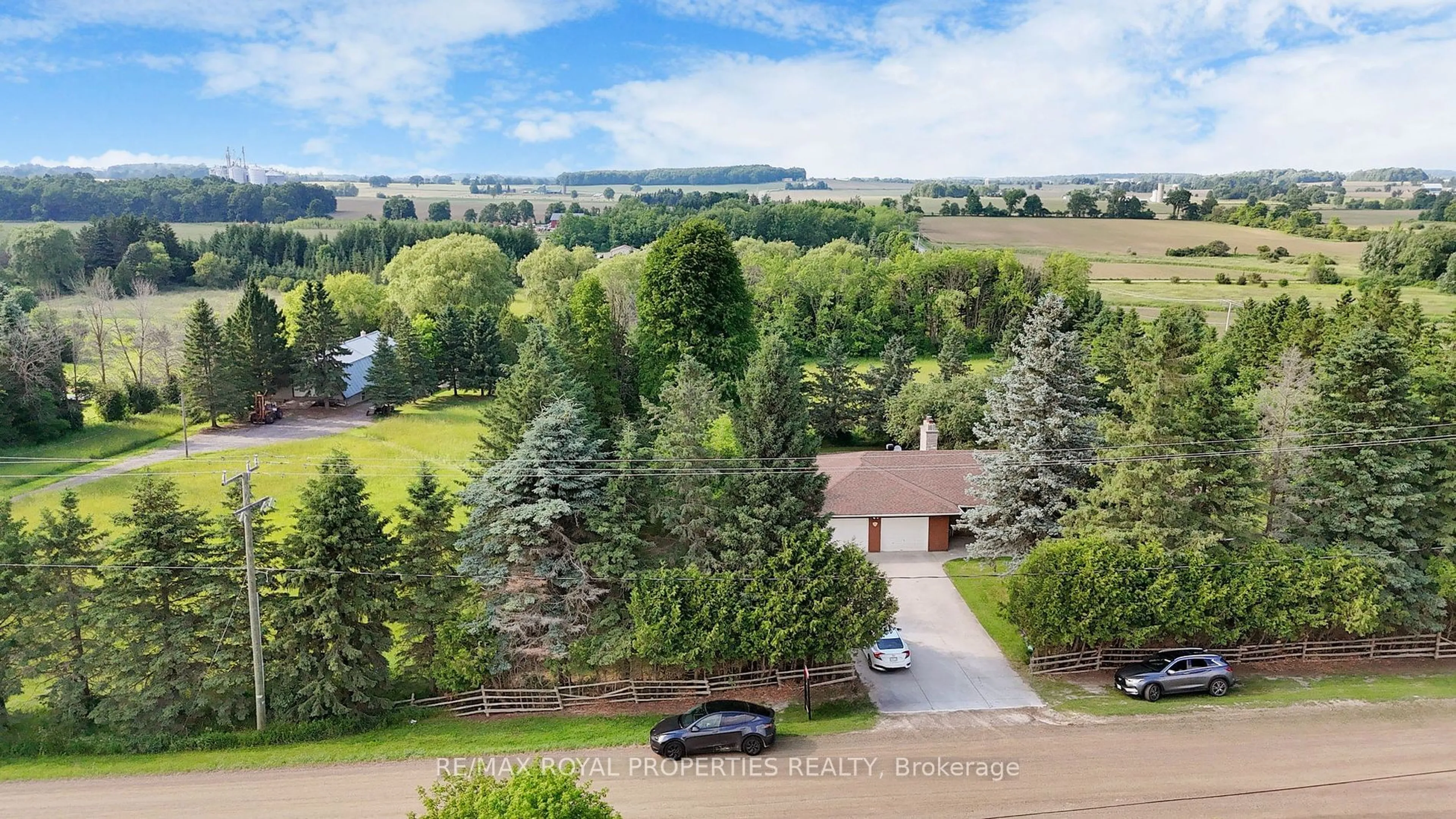 A pic from outside/outdoor area/front of a property/back of a property/a pic from drone, unknown for 4822 2nd Line, New Tecumseth Ontario L0G 1T0