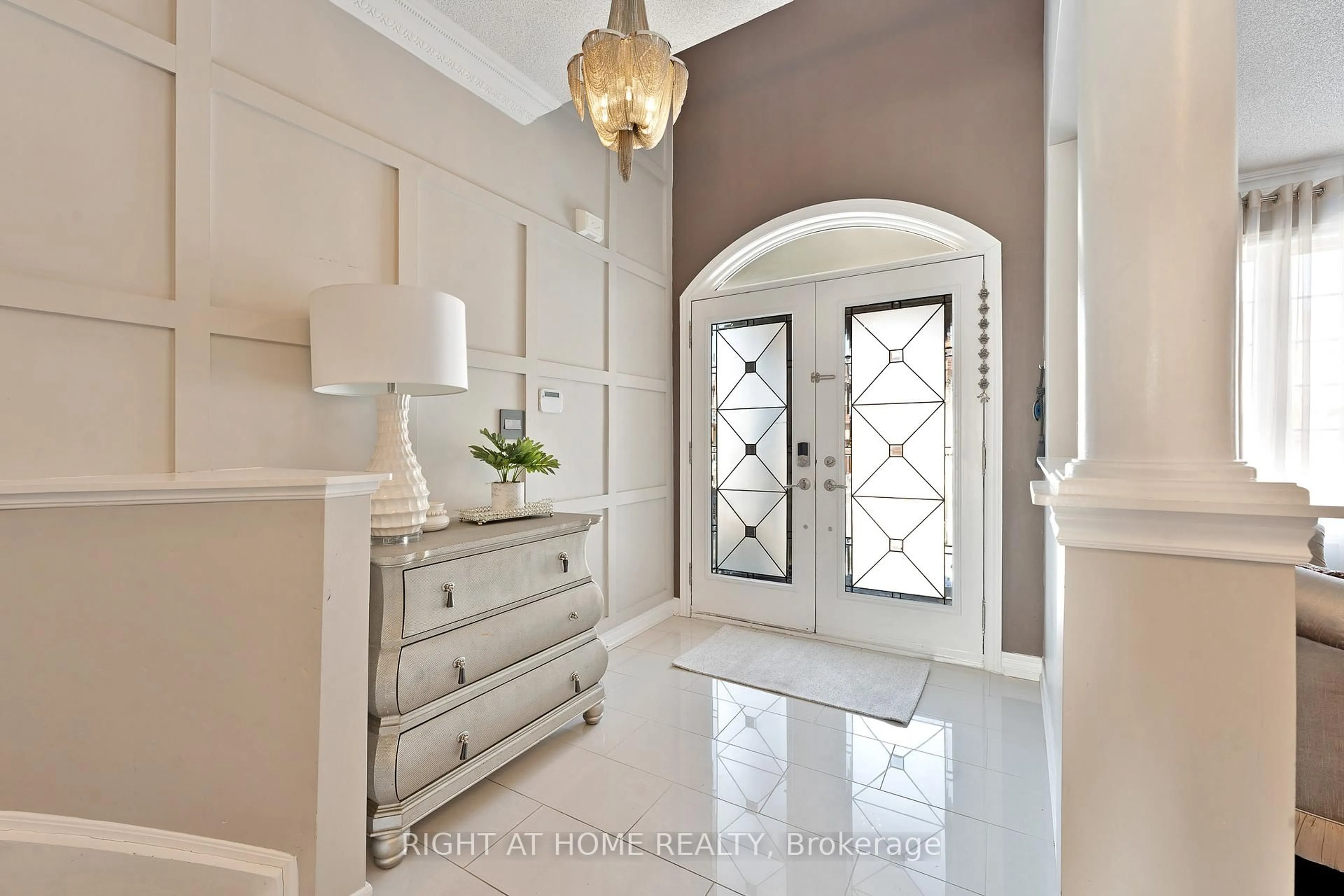 Indoor entryway for 37 Newbridge Ave, Richmond Hill Ontario L4E 3Z9