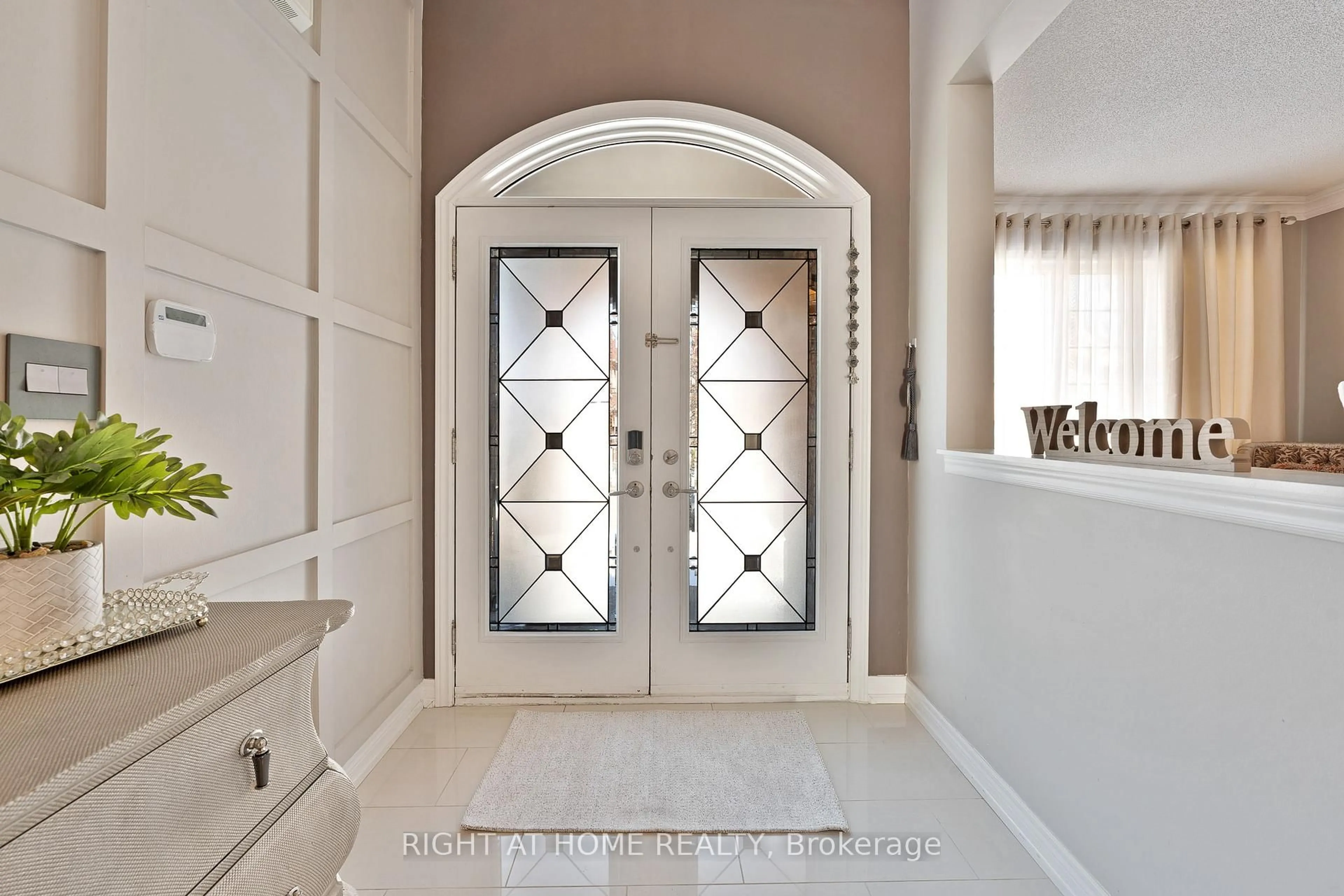 Indoor entryway for 37 Newbridge Ave, Richmond Hill Ontario L4E 3Z9