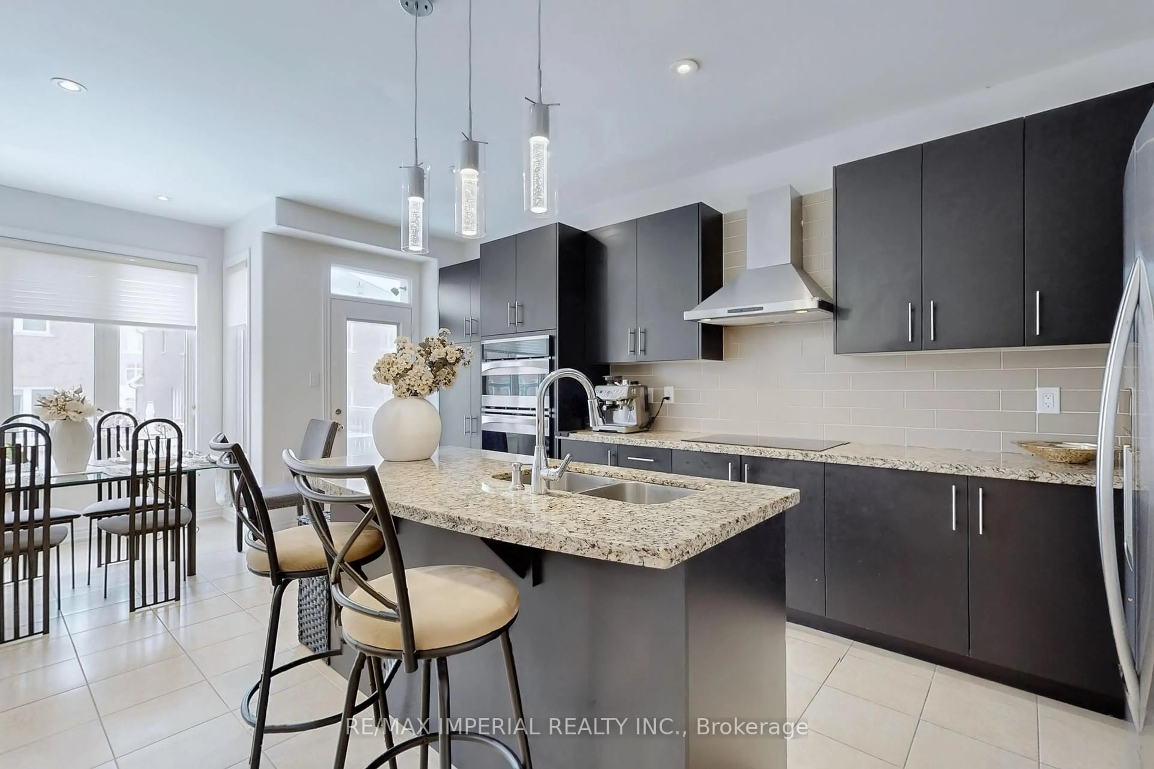 Open concept kitchen, ceramic/tile floor for 18 Kellington Tr, Whitchurch-Stouffville Ontario L4A 1X5