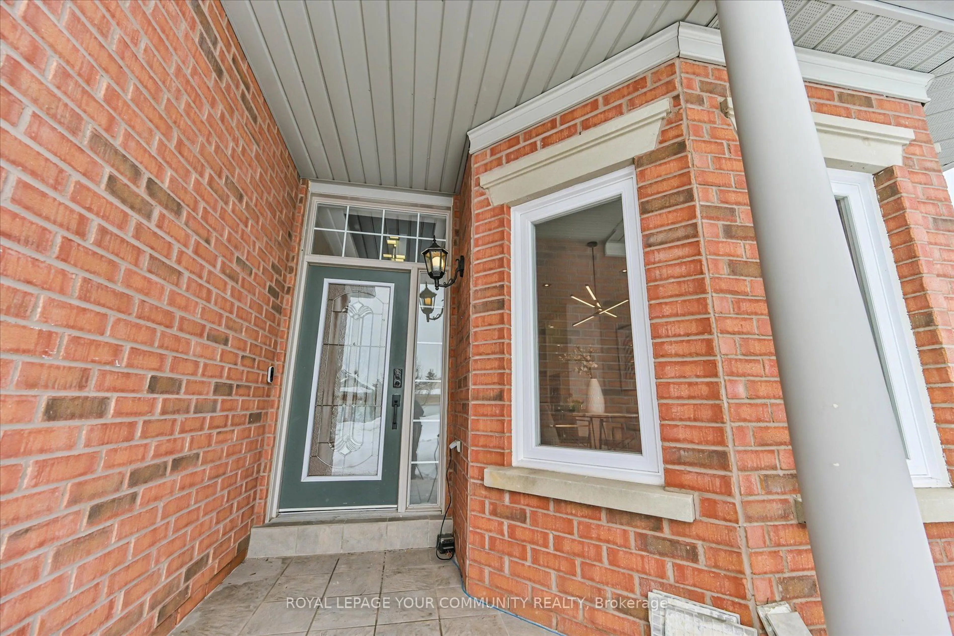 Indoor entryway for 18 Sneads Green, Whitchurch-Stouffville Ontario L4A 1M3