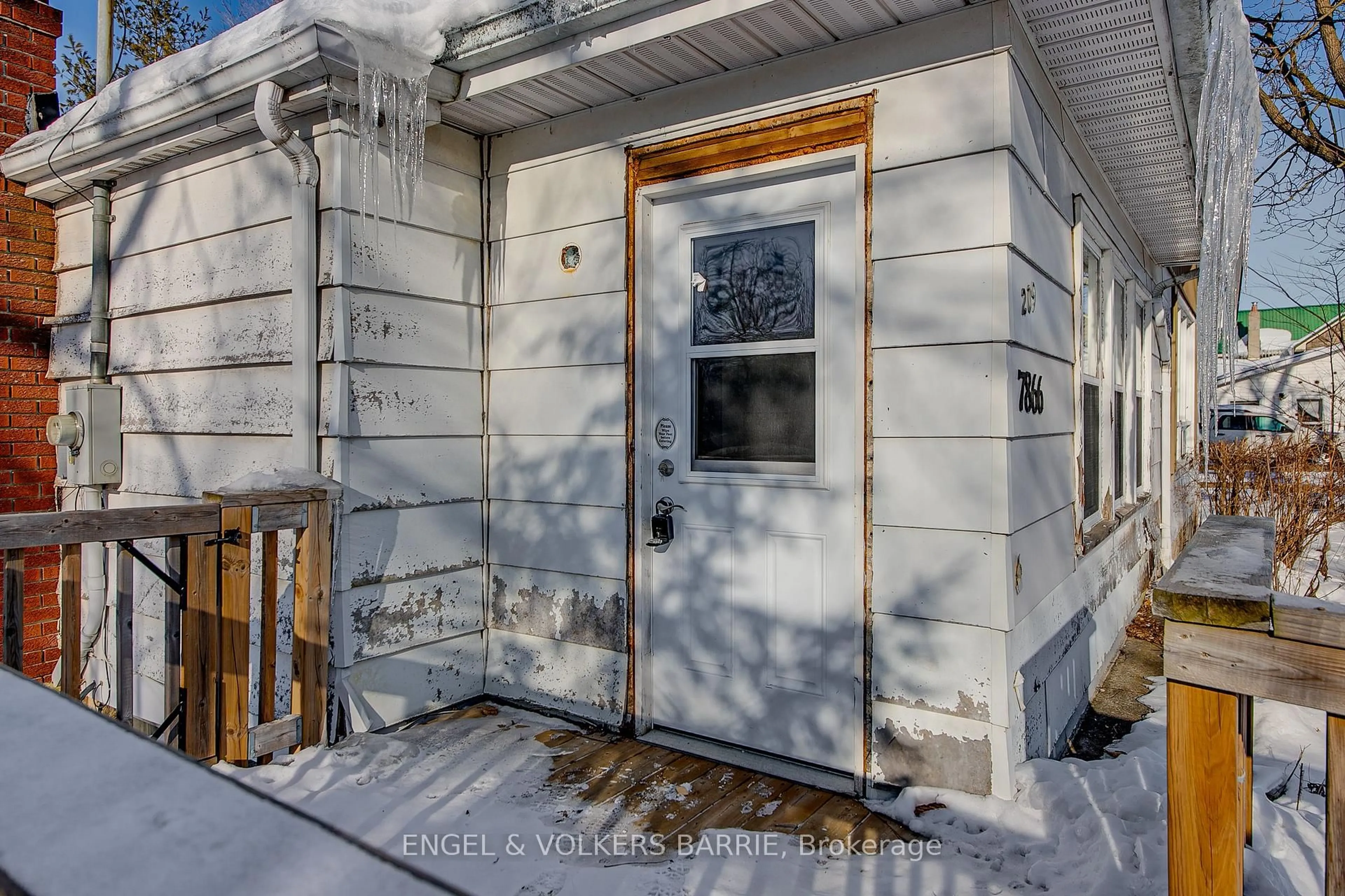 Indoor entryway for 7866 Yonge St, Innisfil Ontario L9S 1L4