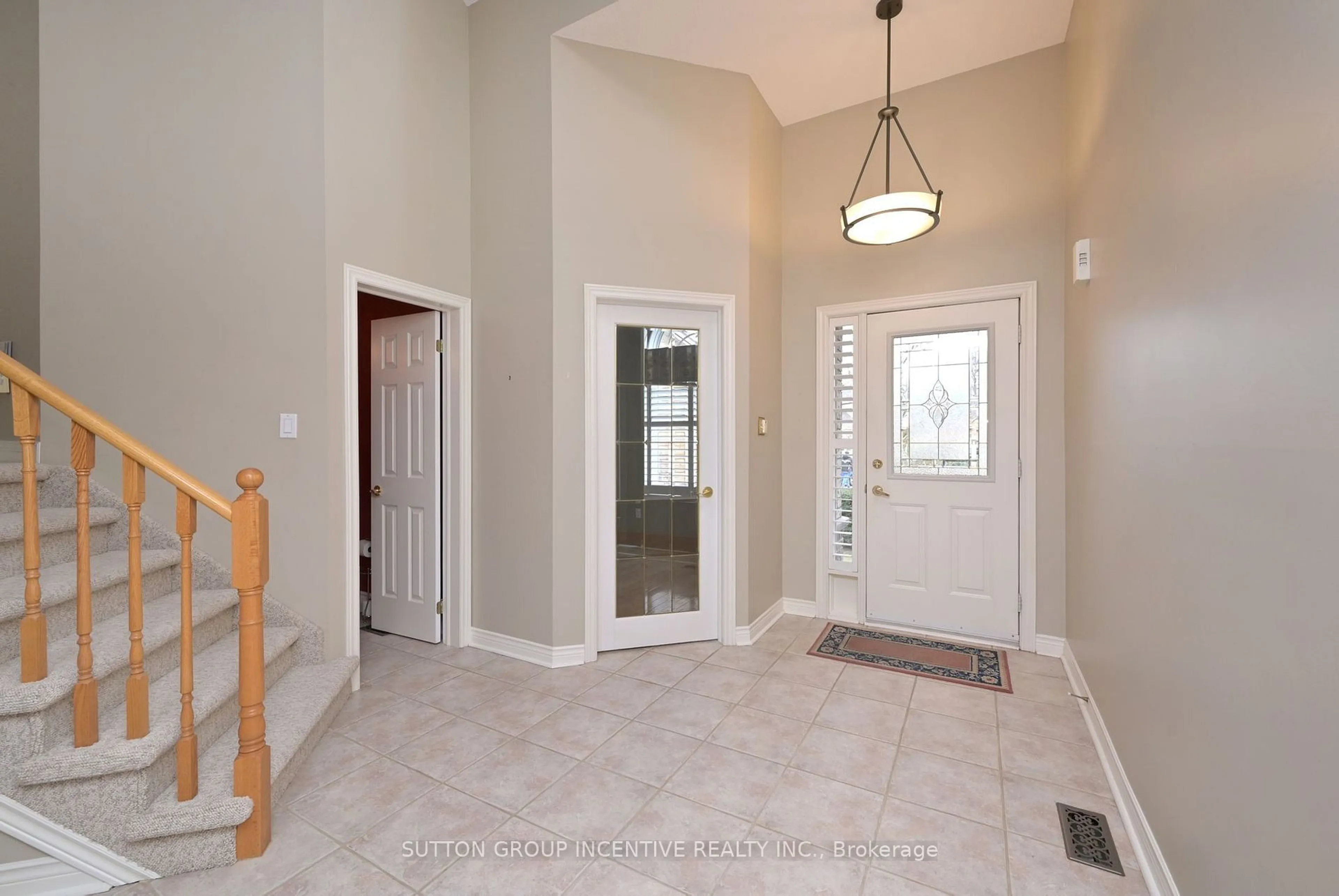 Indoor entryway for 7 Belair Pl, New Tecumseth Ontario L9R 1Z1