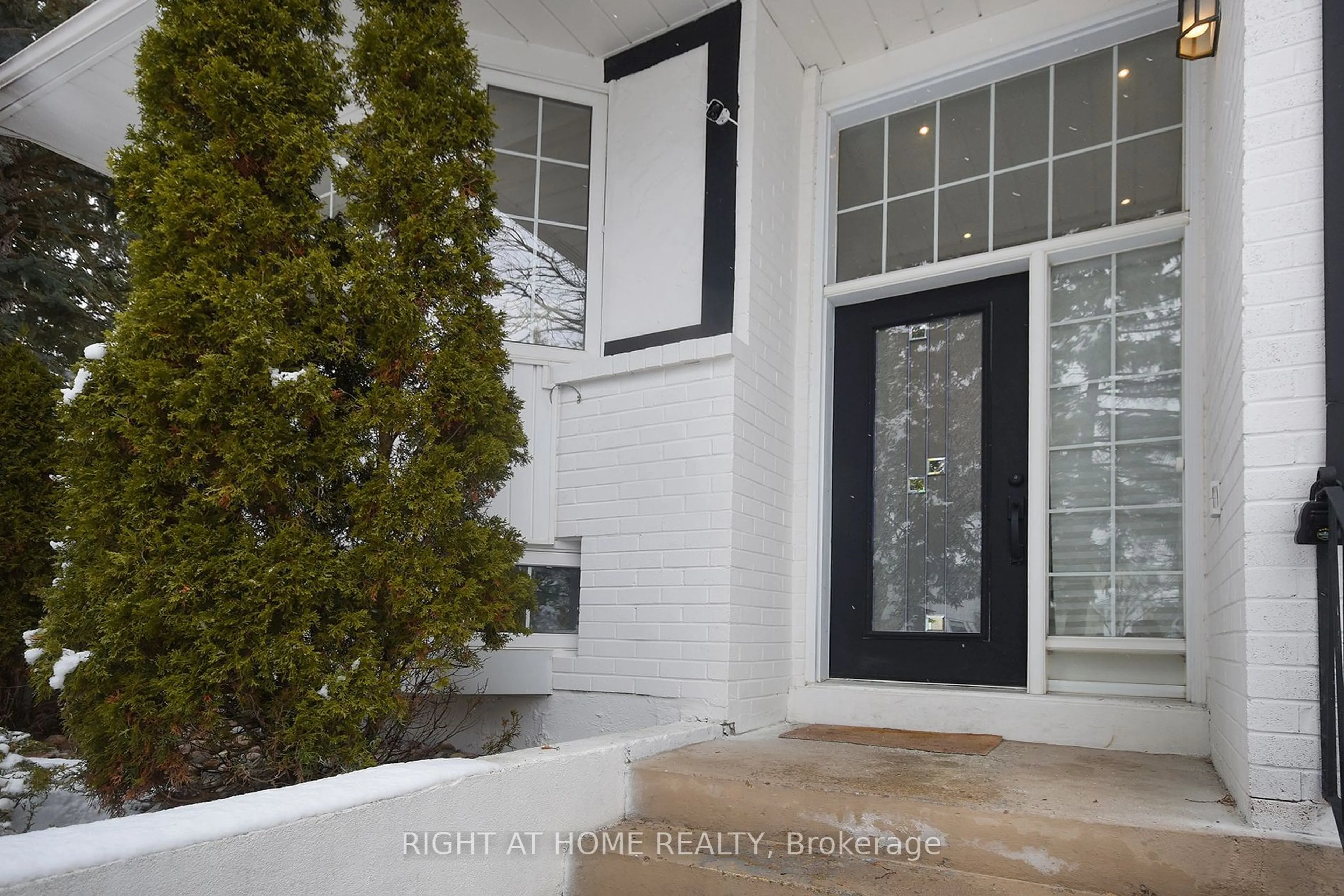 Indoor entryway for 175 Currey Cres, Newmarket Ontario L3Y 5M6