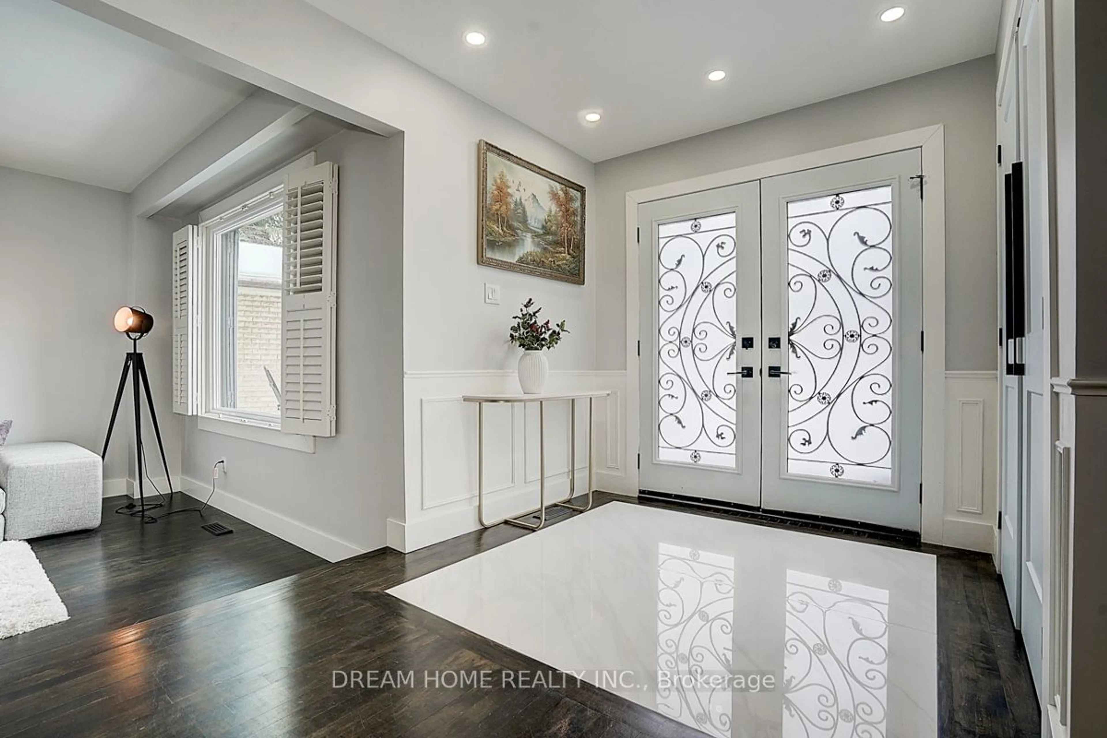 Indoor entryway for 168 Cambridge Crt, Richmond Hill Ontario L4C 6E7