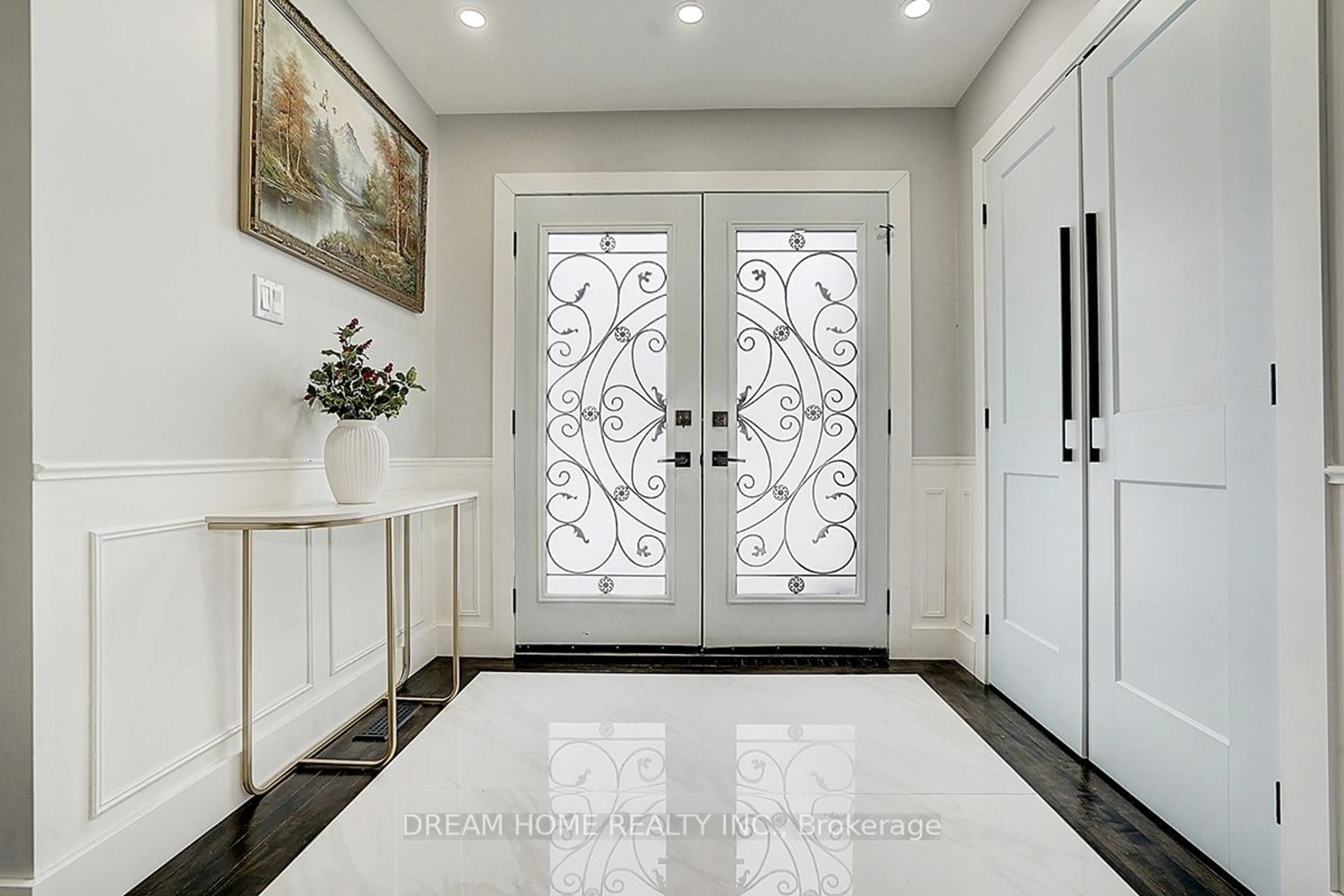 Indoor entryway for 168 Cambridge Crt, Richmond Hill Ontario L4C 6E7