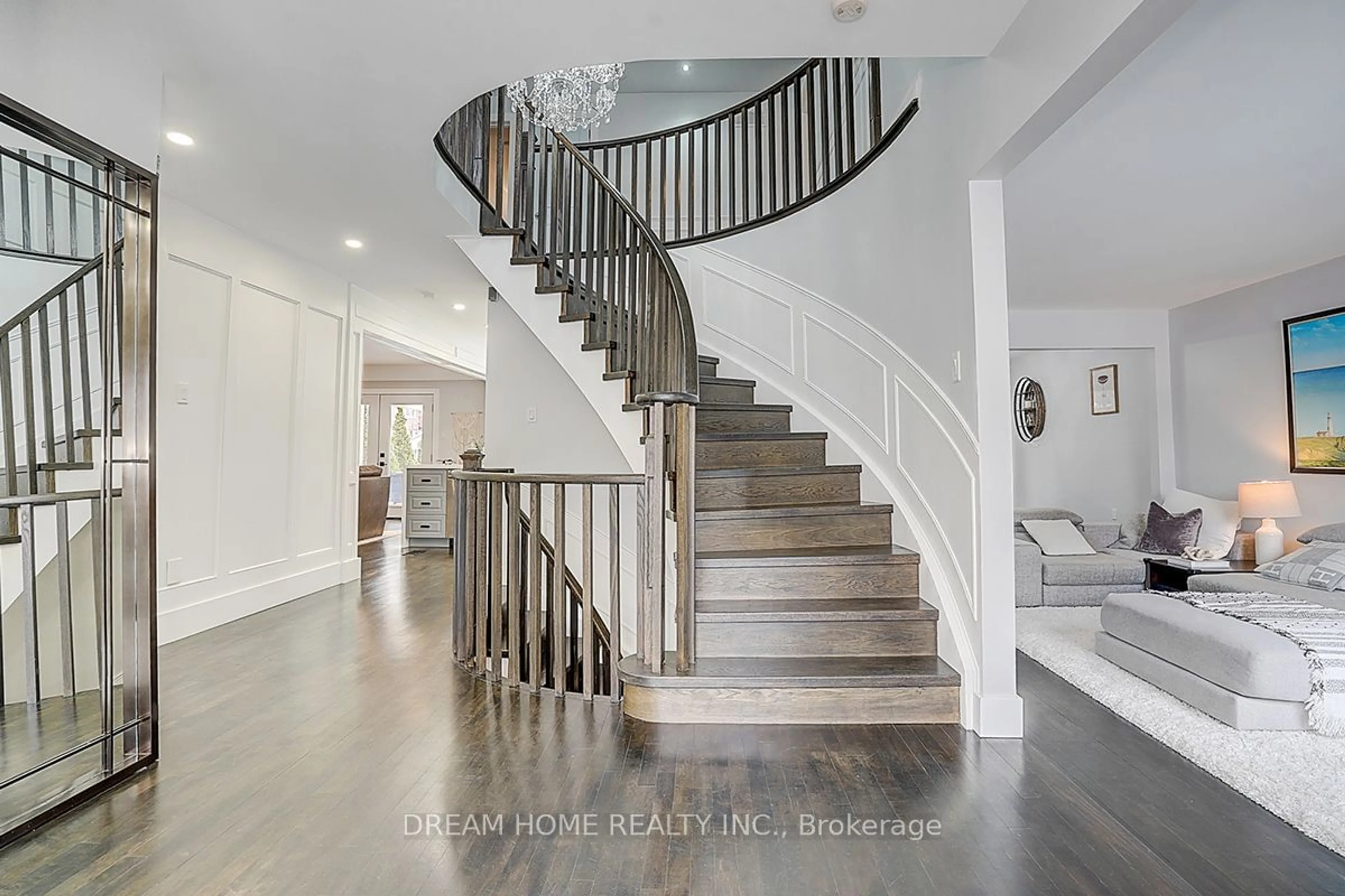 Stairs for 168 Cambridge Crt, Richmond Hill Ontario L4C 6E7