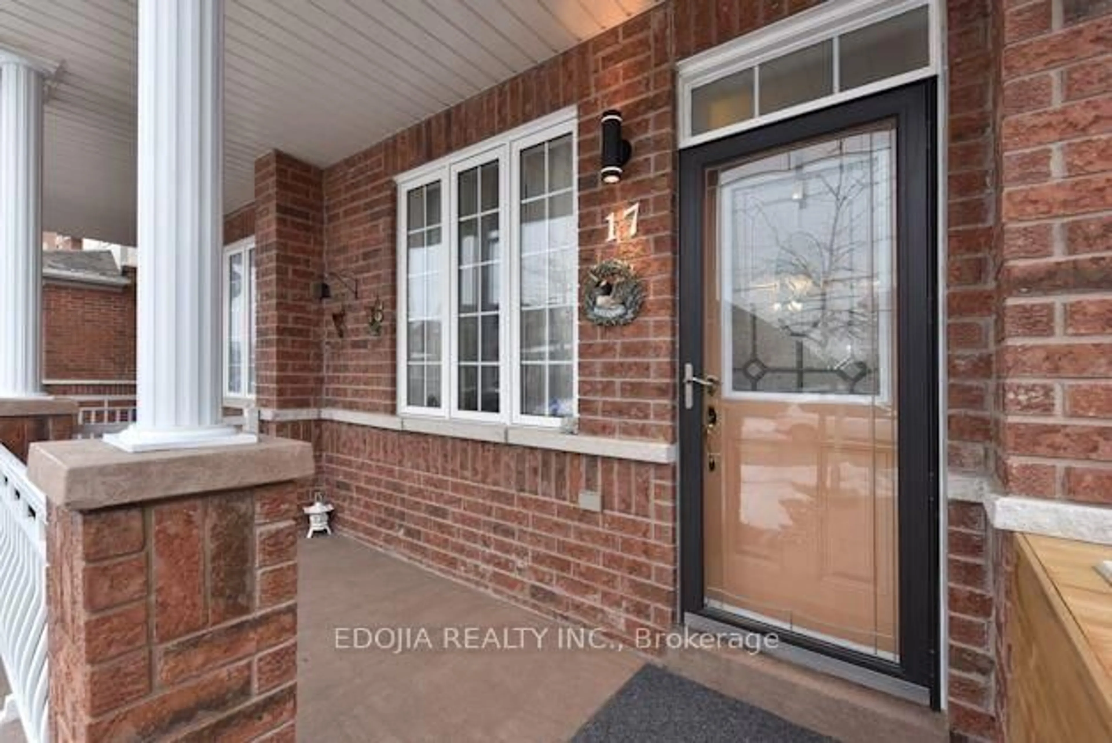 Indoor entryway for 17 Barnwood Dr, Richmond Hill Ontario L4E 5A3