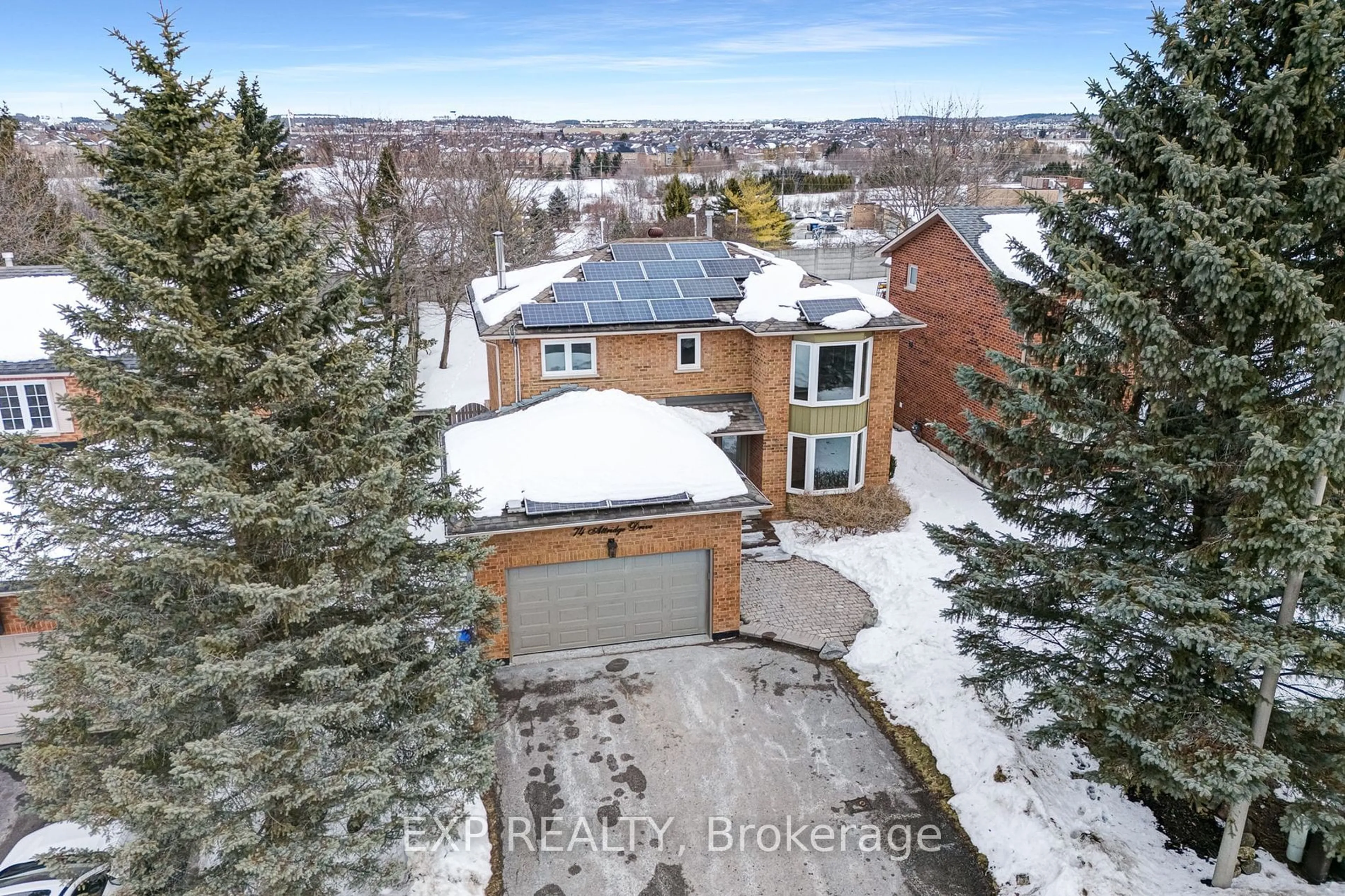 A pic from outside/outdoor area/front of a property/back of a property/a pic from drone, street for 74 Attridge Dr, Aurora Ontario L4G 6J4