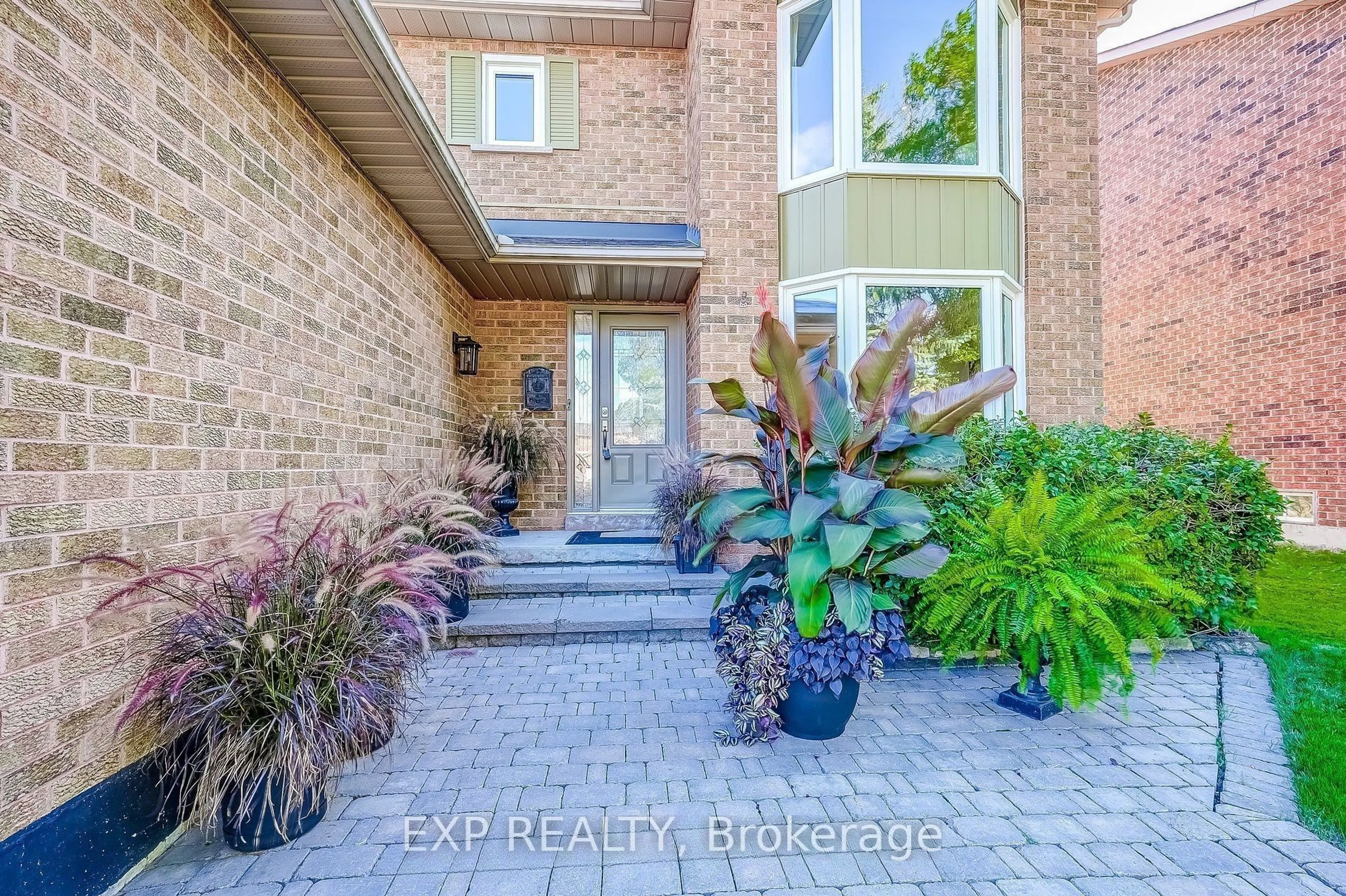 Indoor entryway for 74 Attridge Dr, Aurora Ontario L4G 6J4