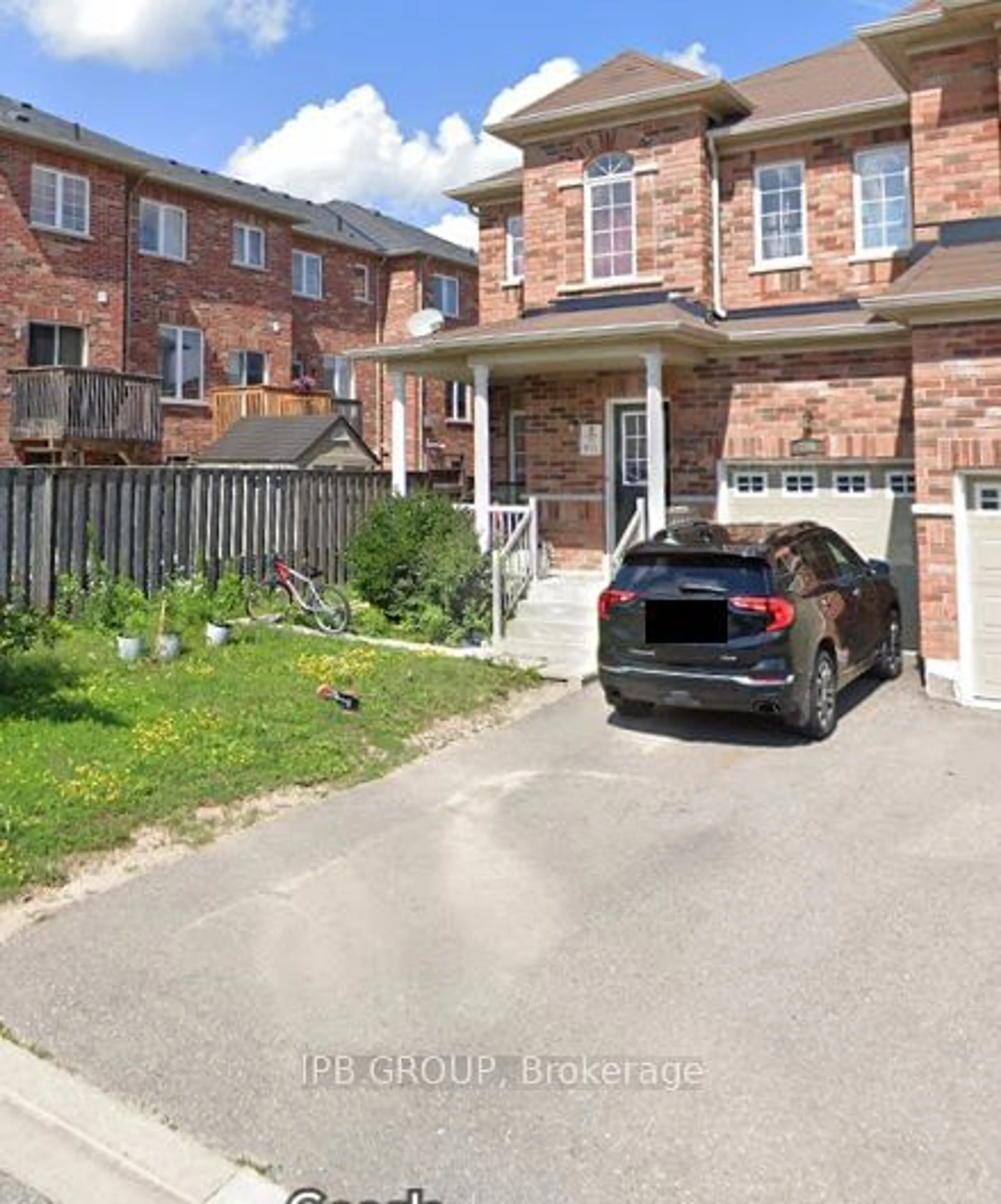 A pic from outside/outdoor area/front of a property/back of a property/a pic from drone, street for 106 Hawkes Dr, Richmond Hill Ontario L4S 0C2