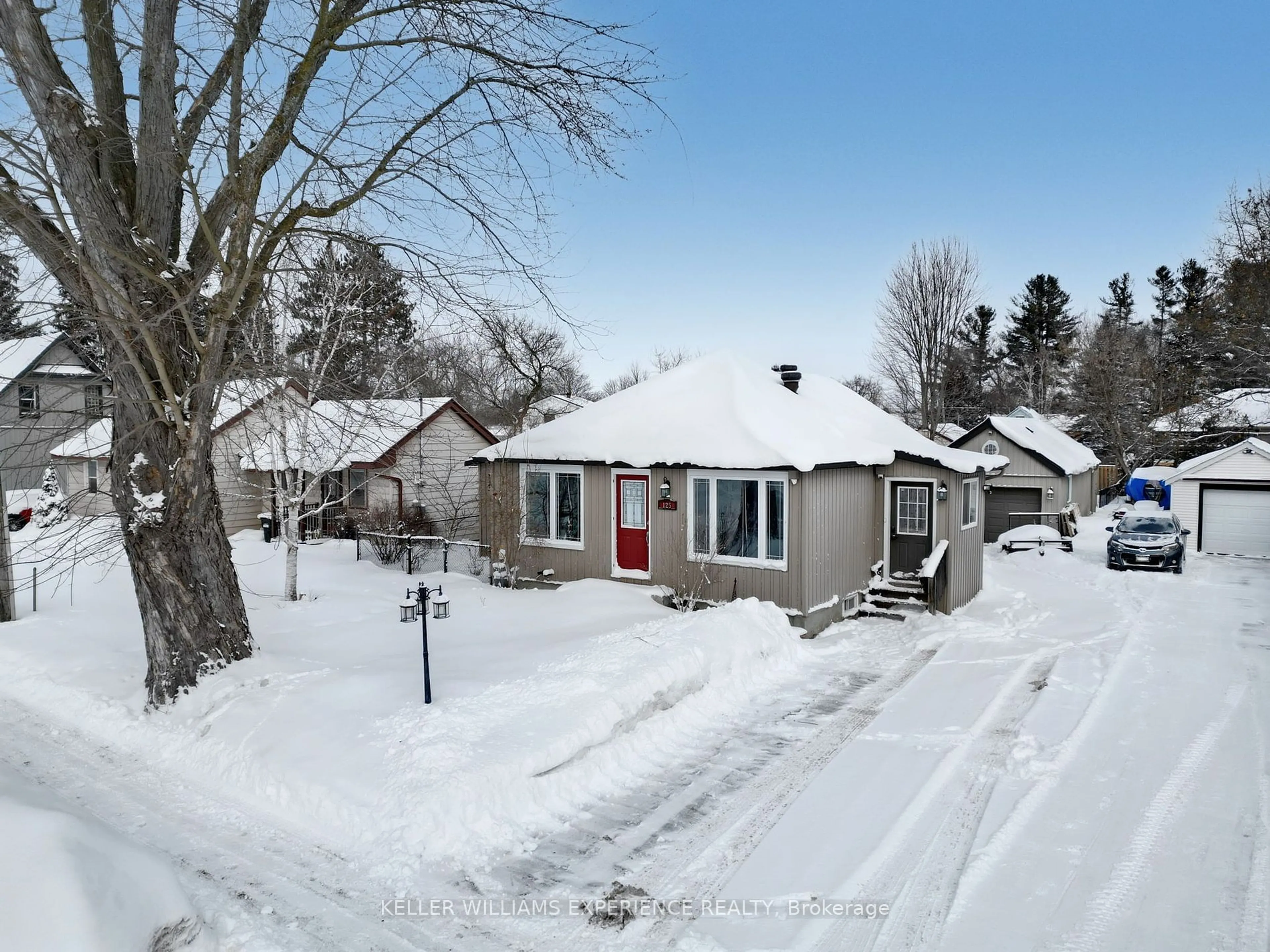 A pic from outside/outdoor area/front of a property/back of a property/a pic from drone, street for 125 KING St, Essa Ontario L0M 1B0