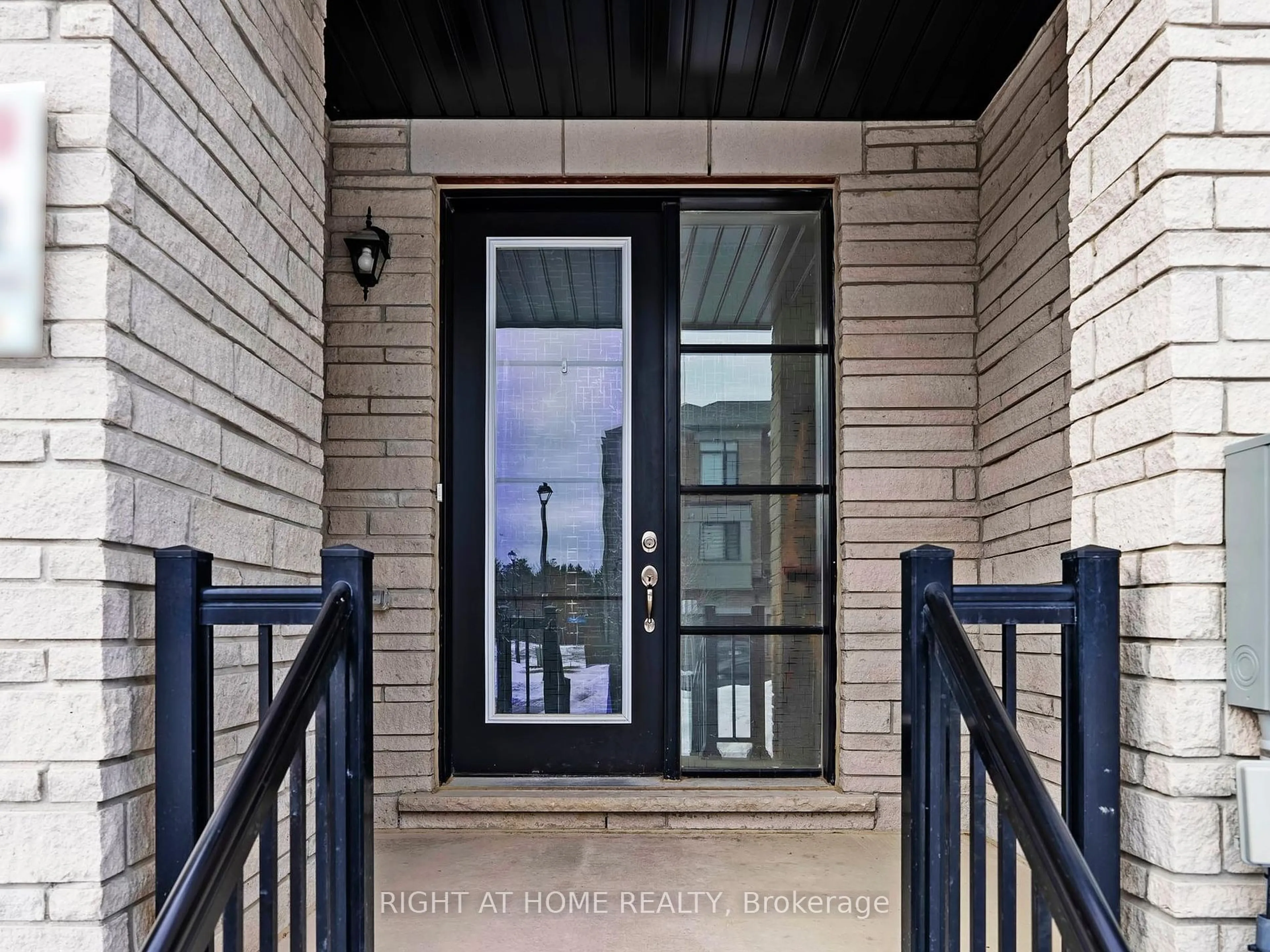 Indoor entryway for 250 Vermont Ave, Newmarket Ontario L3X 0M5