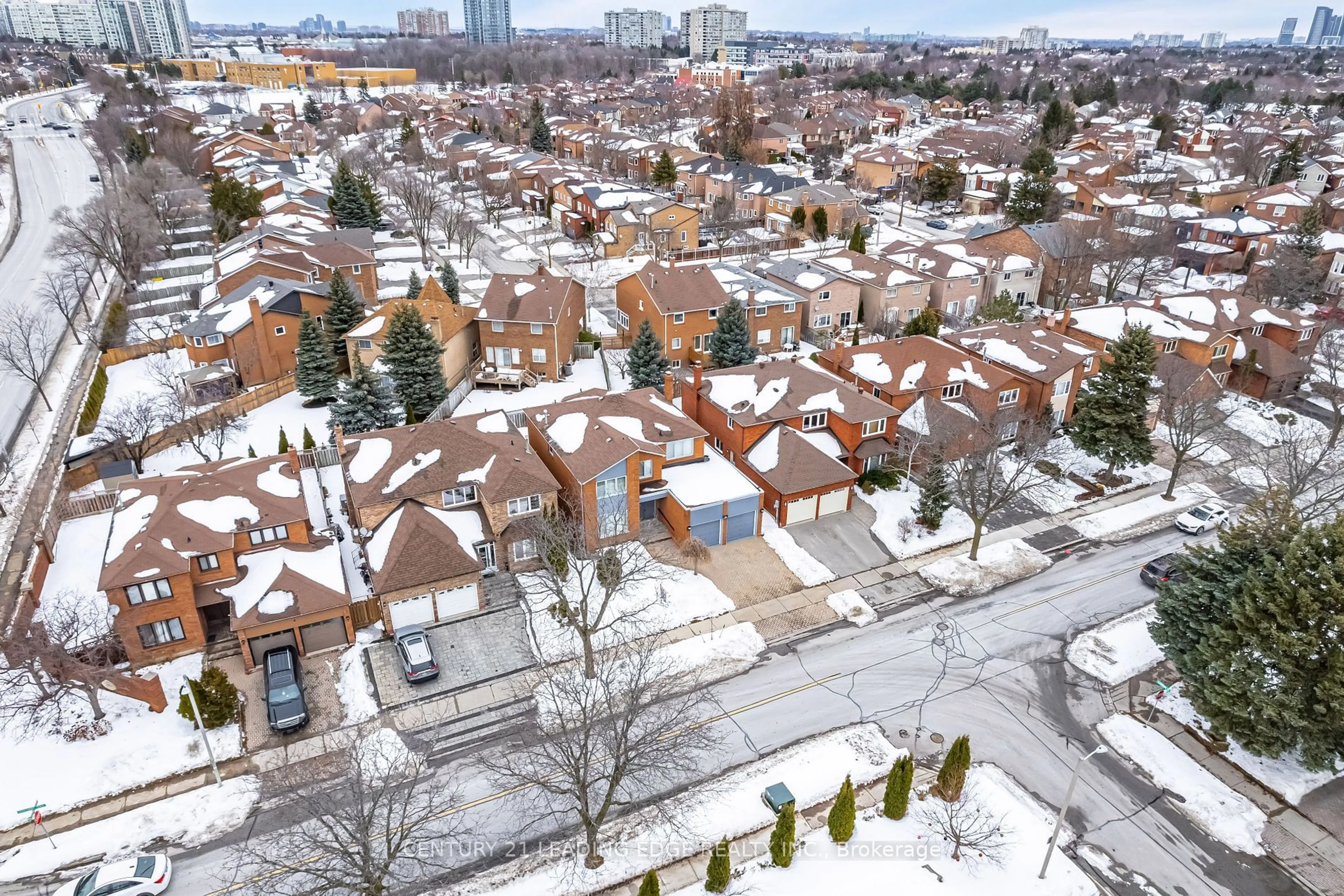 A pic from outside/outdoor area/front of a property/back of a property/a pic from drone, city buildings view from balcony for 14 Edgecroft Tr, Vaughan Ontario L4J 6N6