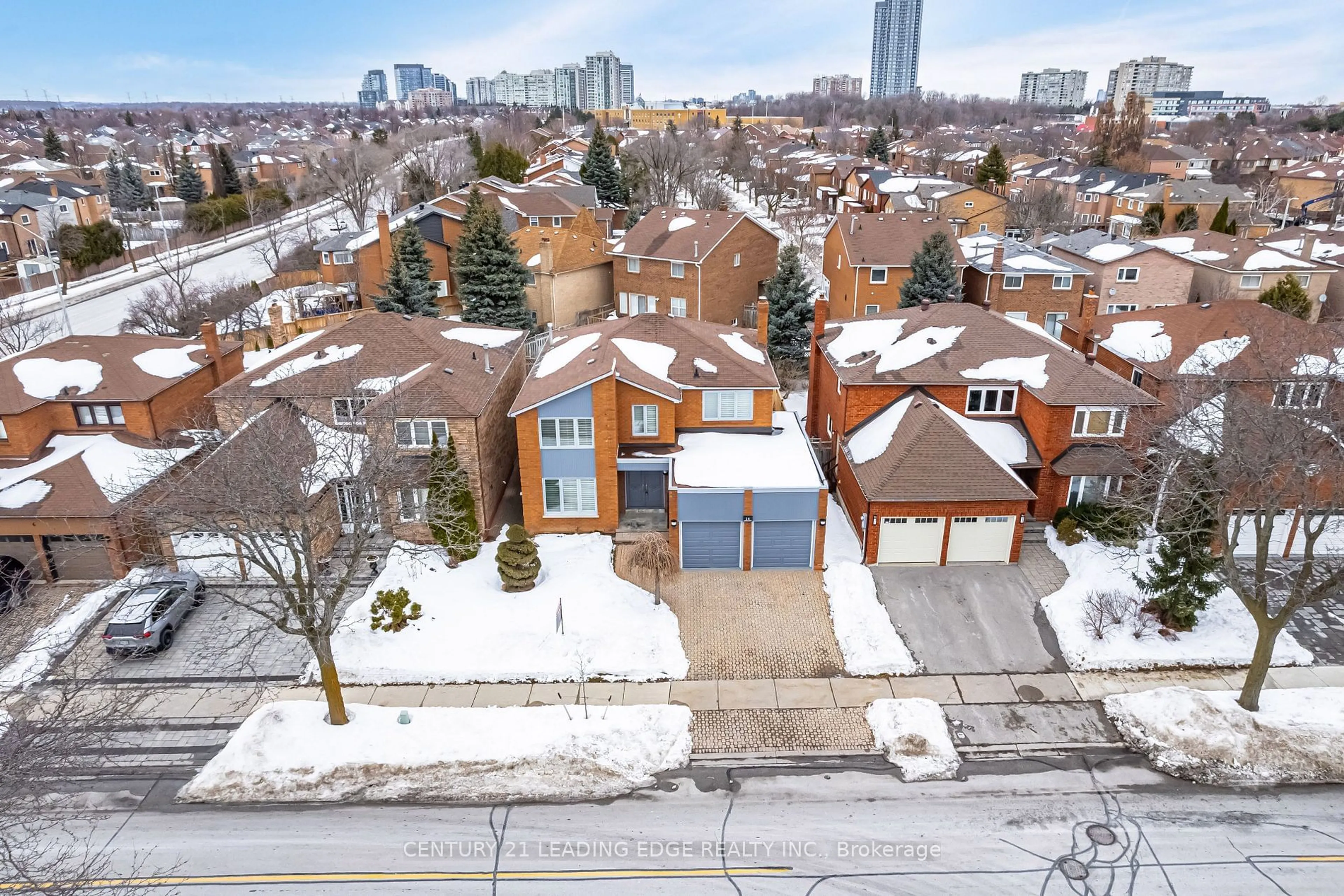 A pic from outside/outdoor area/front of a property/back of a property/a pic from drone, street for 14 Edgecroft Tr, Vaughan Ontario L4J 6N6