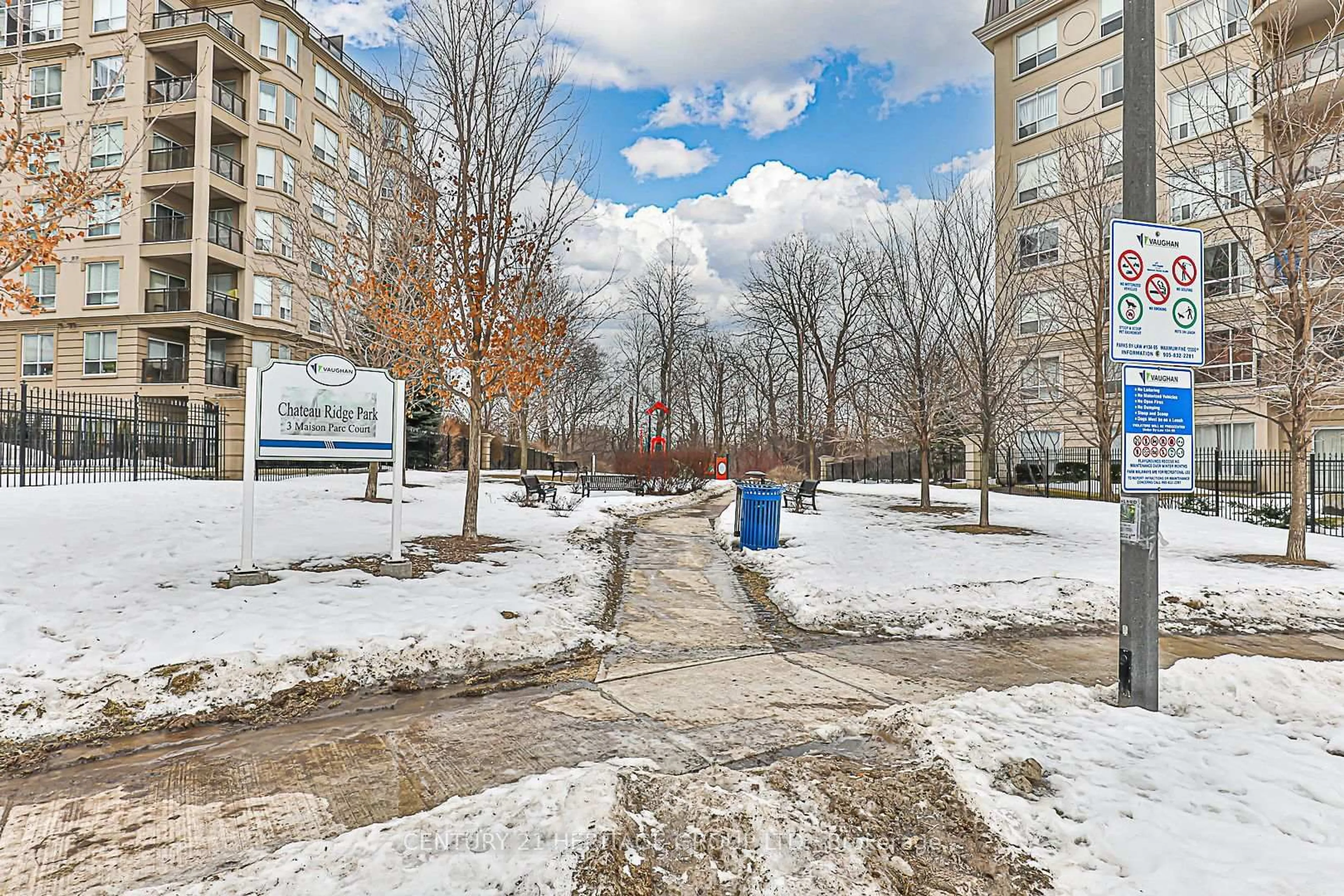 Unknown for 8 Maison Parc Crt #305, Vaughan Ontario L4J 9K5