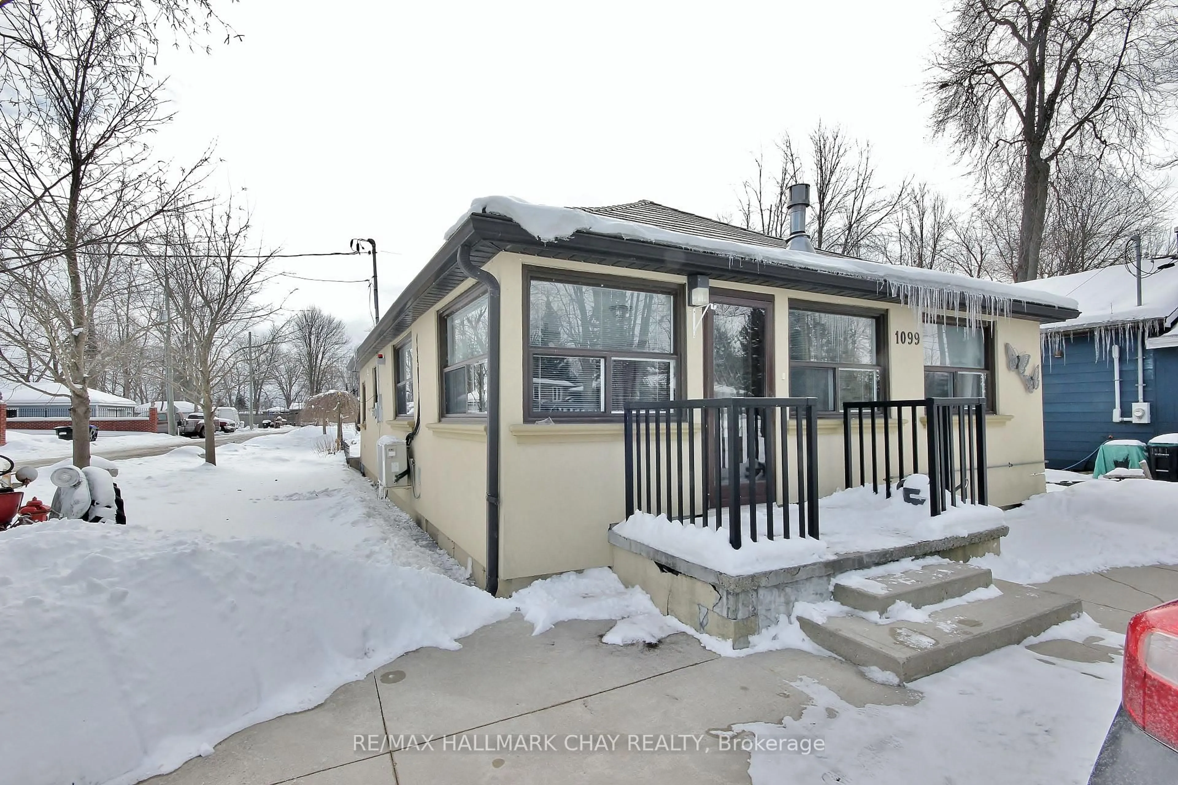 Patio, street for 1099 Poplar Dr, Innisfil Ontario L0L 1R0