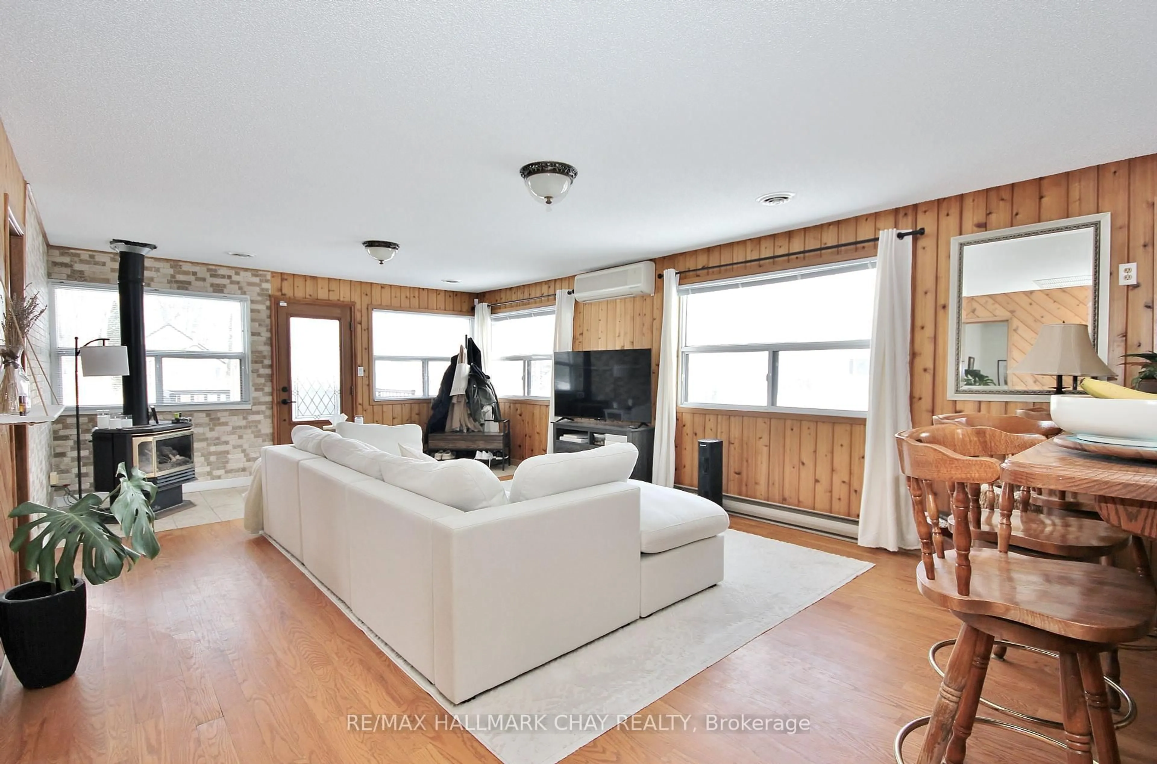 Living room with furniture, wood/laminate floor for 1099 Poplar Dr, Innisfil Ontario L0L 1R0