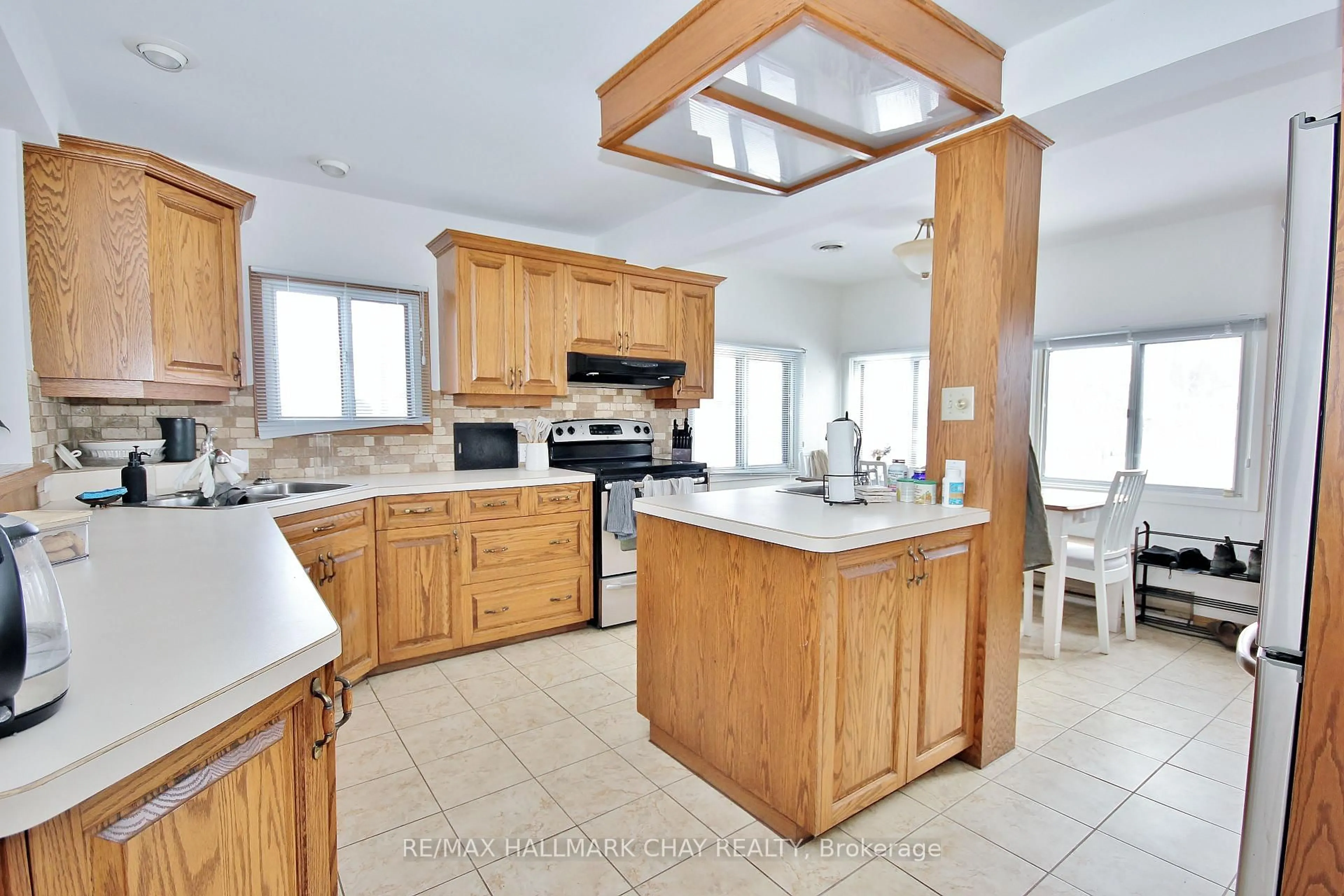 Open concept kitchen, ceramic/tile floor for 1099 Poplar Dr, Innisfil Ontario L0L 1R0