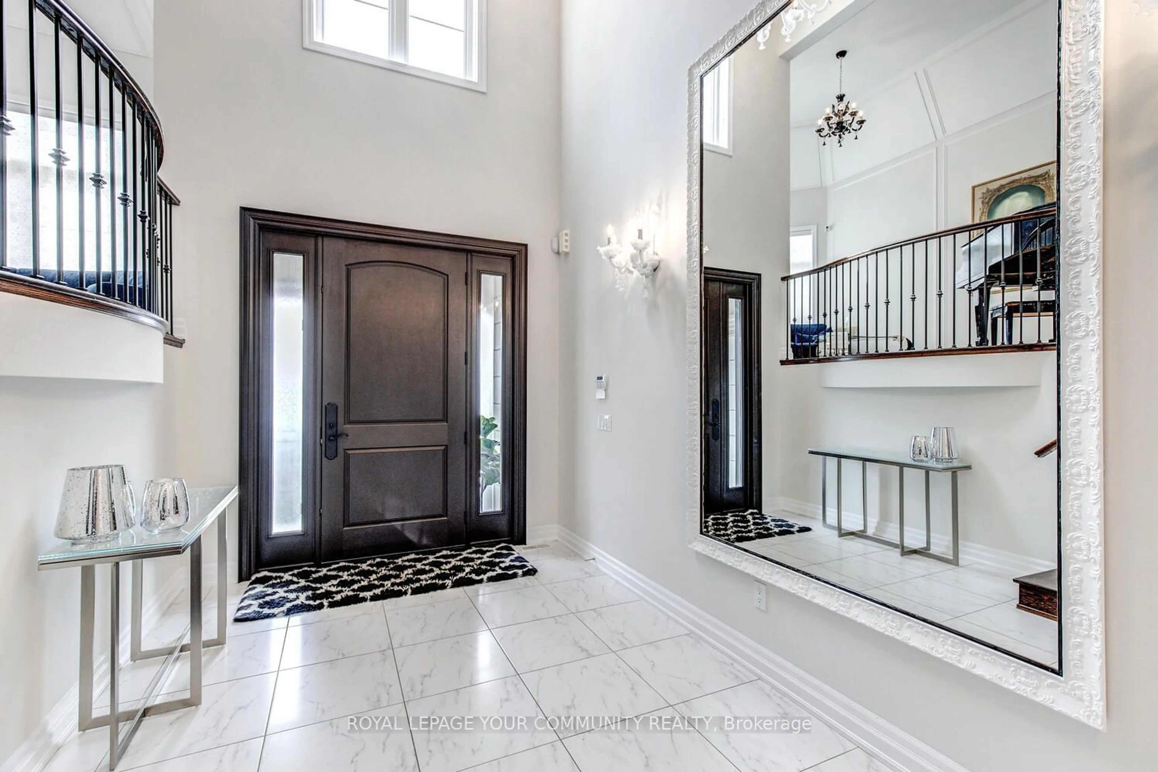 Indoor entryway for 56 Ria Crt, King Ontario L7B 0N5