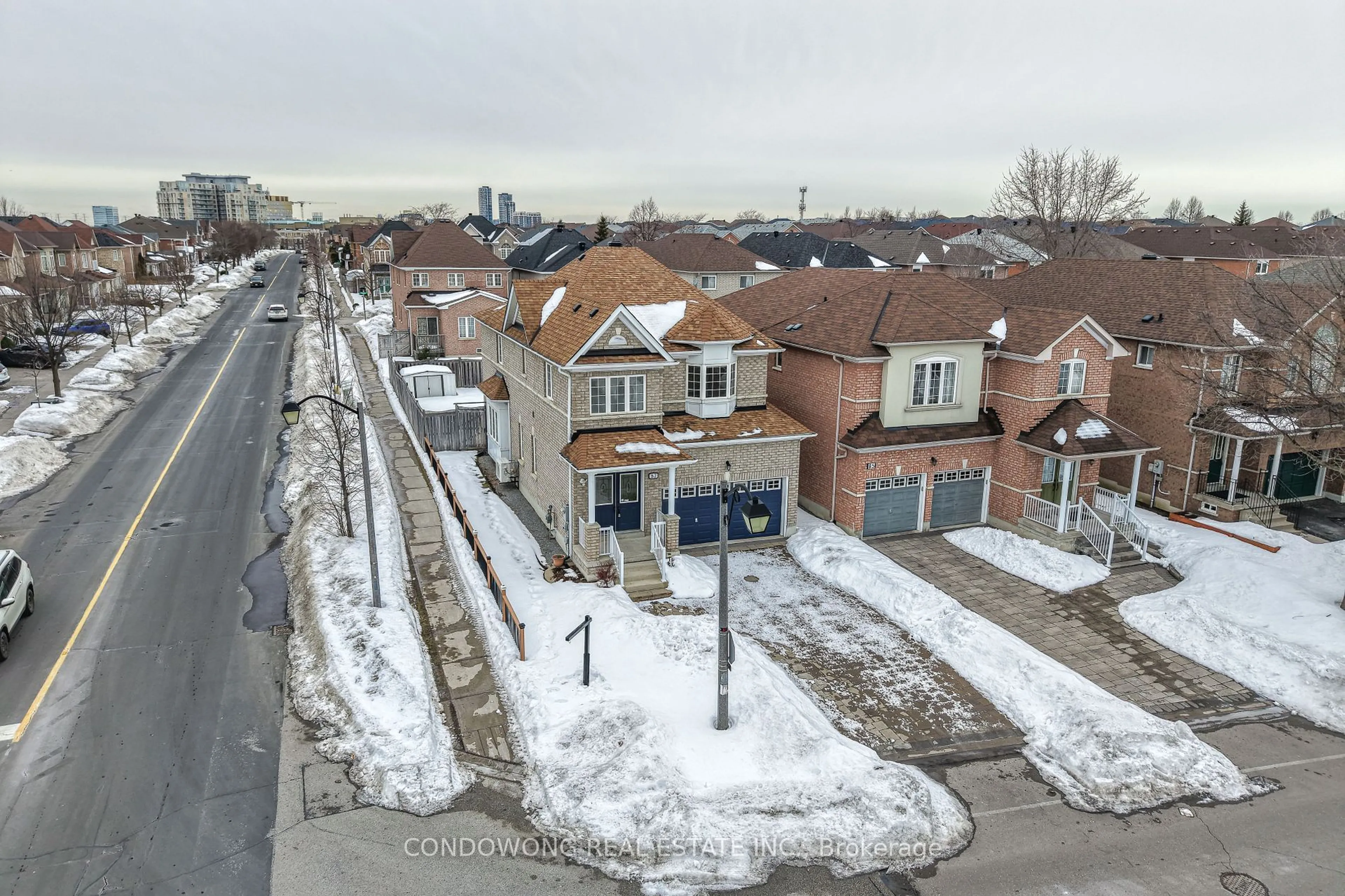 A pic from outside/outdoor area/front of a property/back of a property/a pic from drone, street for 87 Avoca Dr, Markham Ontario L3R 4R9