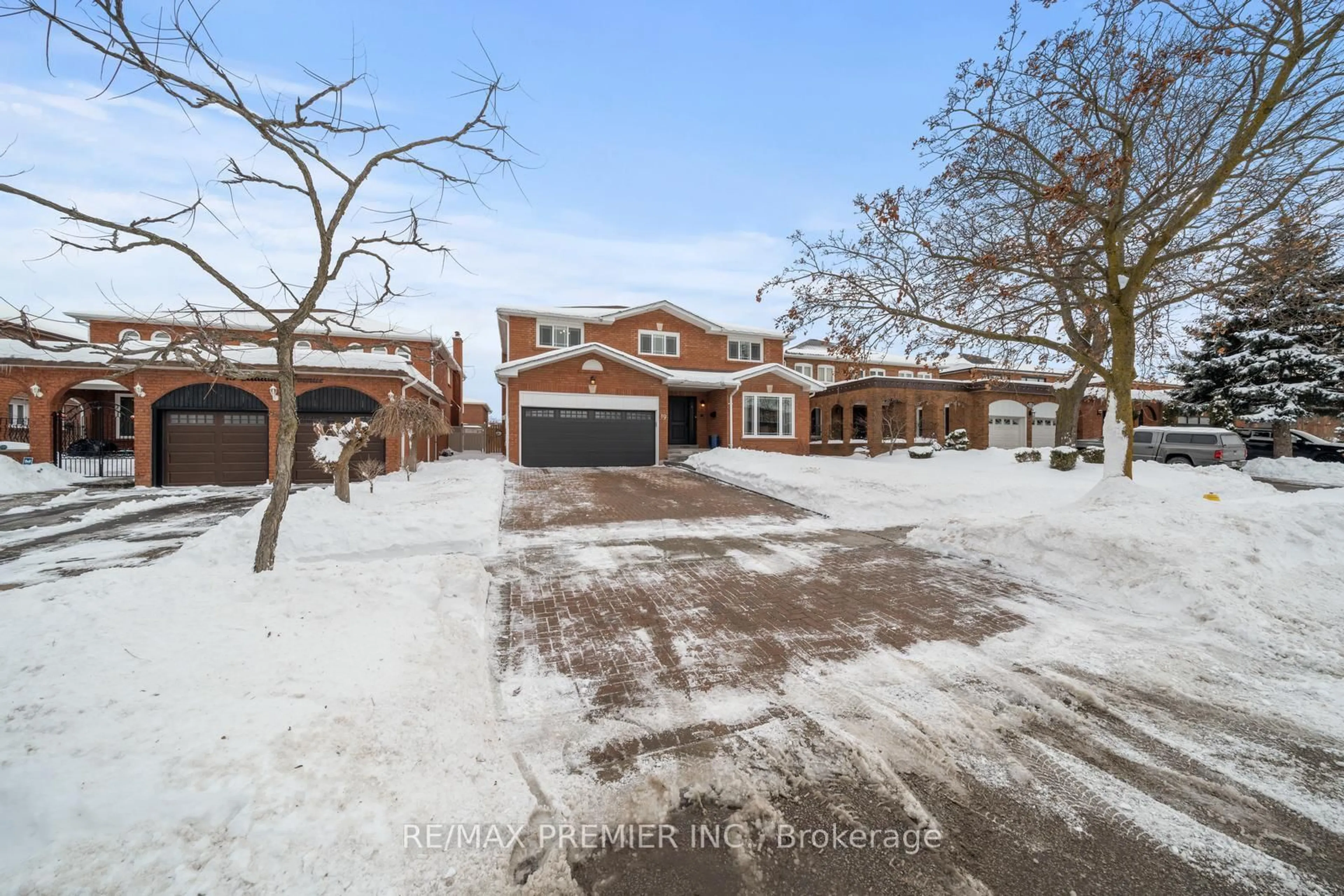 A pic from outside/outdoor area/front of a property/back of a property/a pic from drone, street for 19 Claudia Ave, Vaughan Ontario L4L 6S1