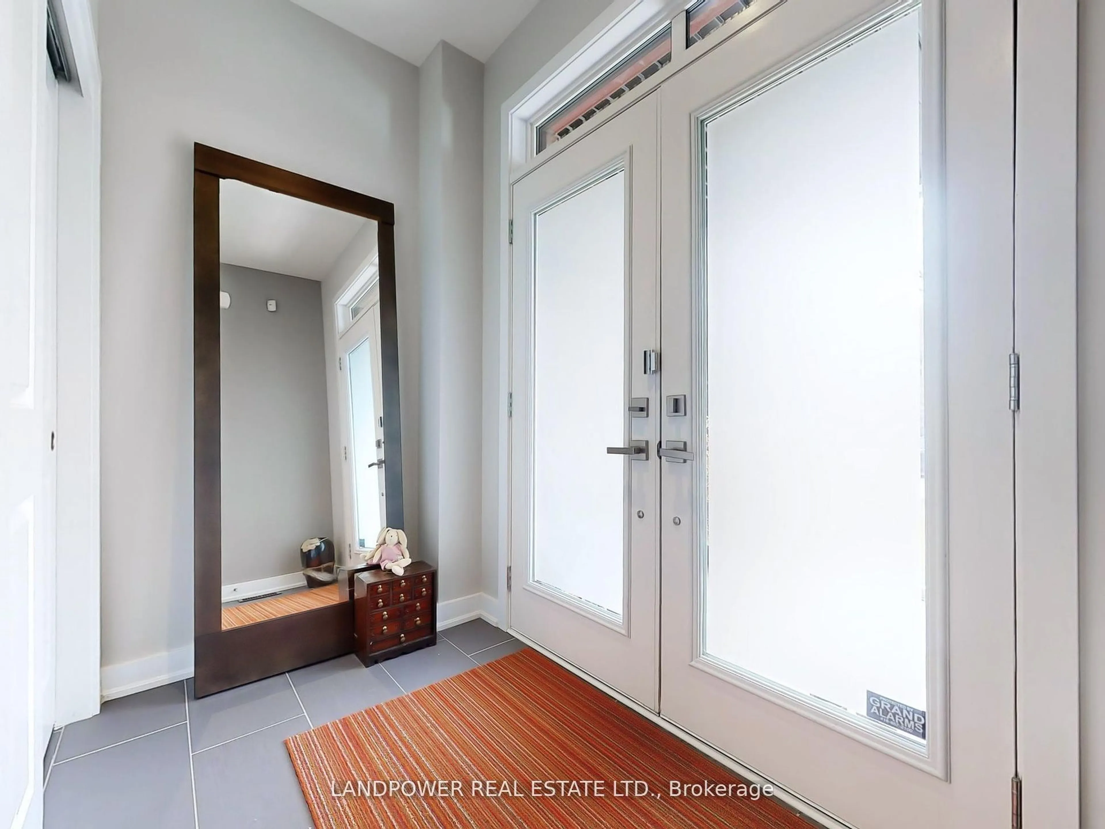 Indoor entryway for 108 Dariole Dr, Richmond Hill Ontario L4E 0Y8