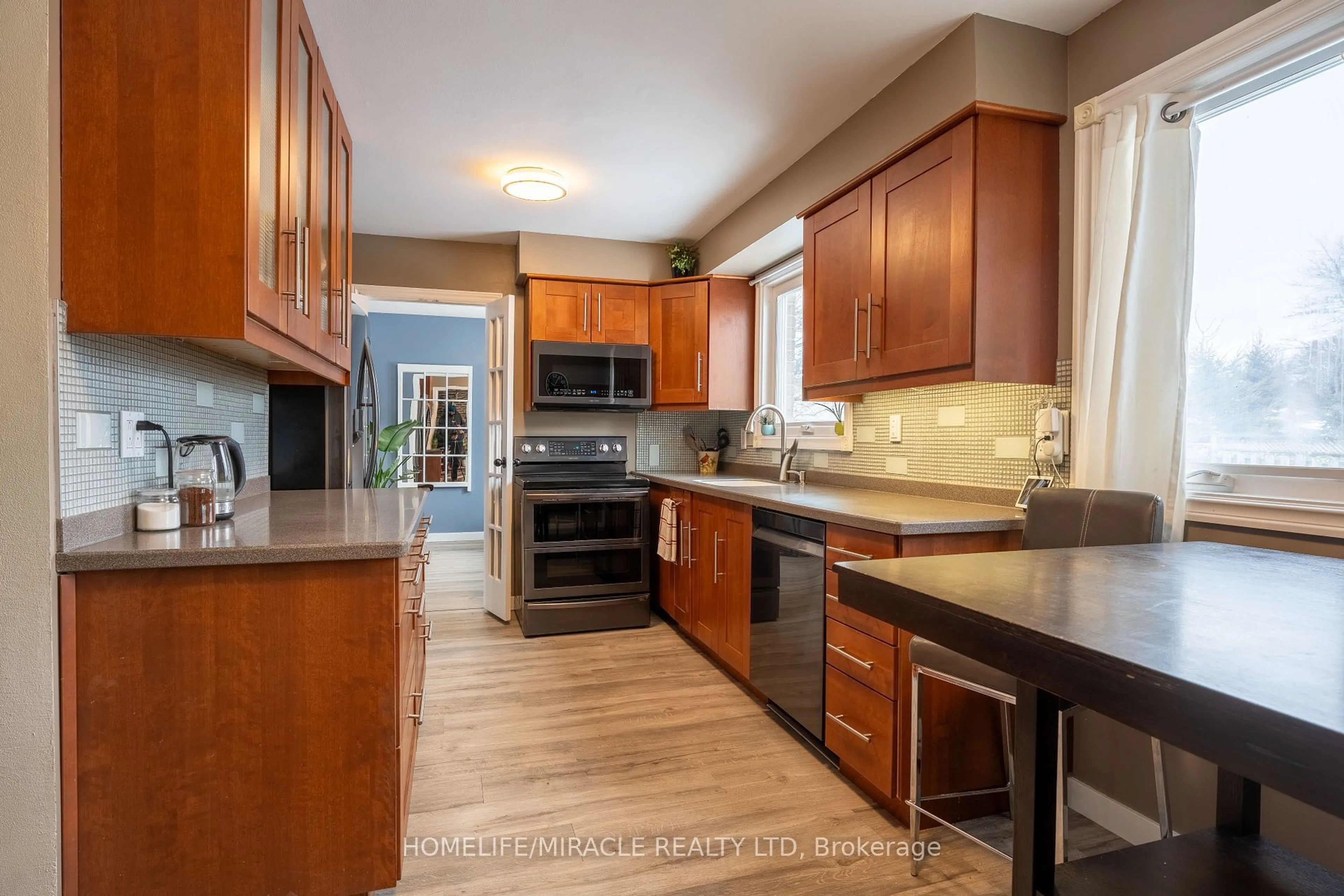 Open concept kitchen, ceramic/tile floor for 104 Stuart St, Whitchurch-Stouffville Ontario L4A 4S2