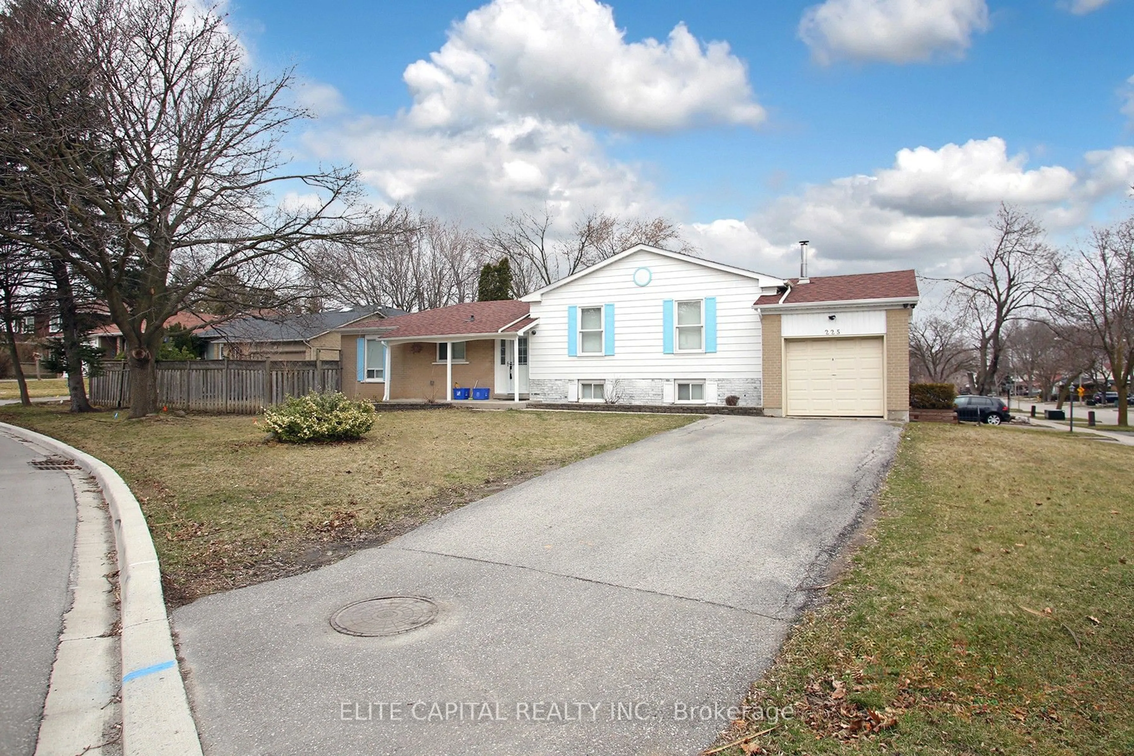 A pic from outside/outdoor area/front of a property/back of a property/a pic from drone, street for 225 Snowshoe Cres, Markham Ontario L3T 4N2