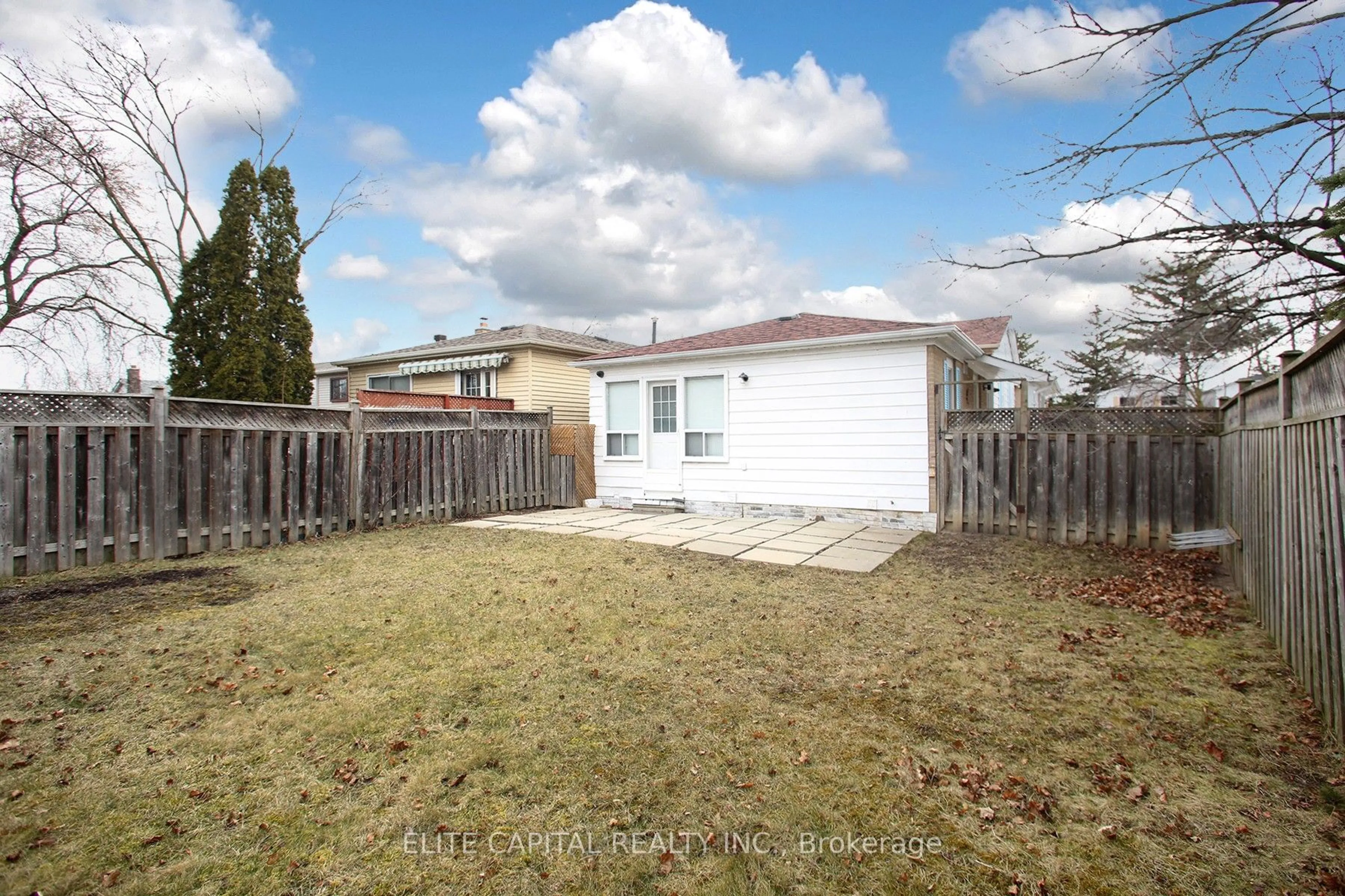 A pic from outside/outdoor area/front of a property/back of a property/a pic from drone, street for 225 Snowshoe Cres, Markham Ontario L3T 4N2