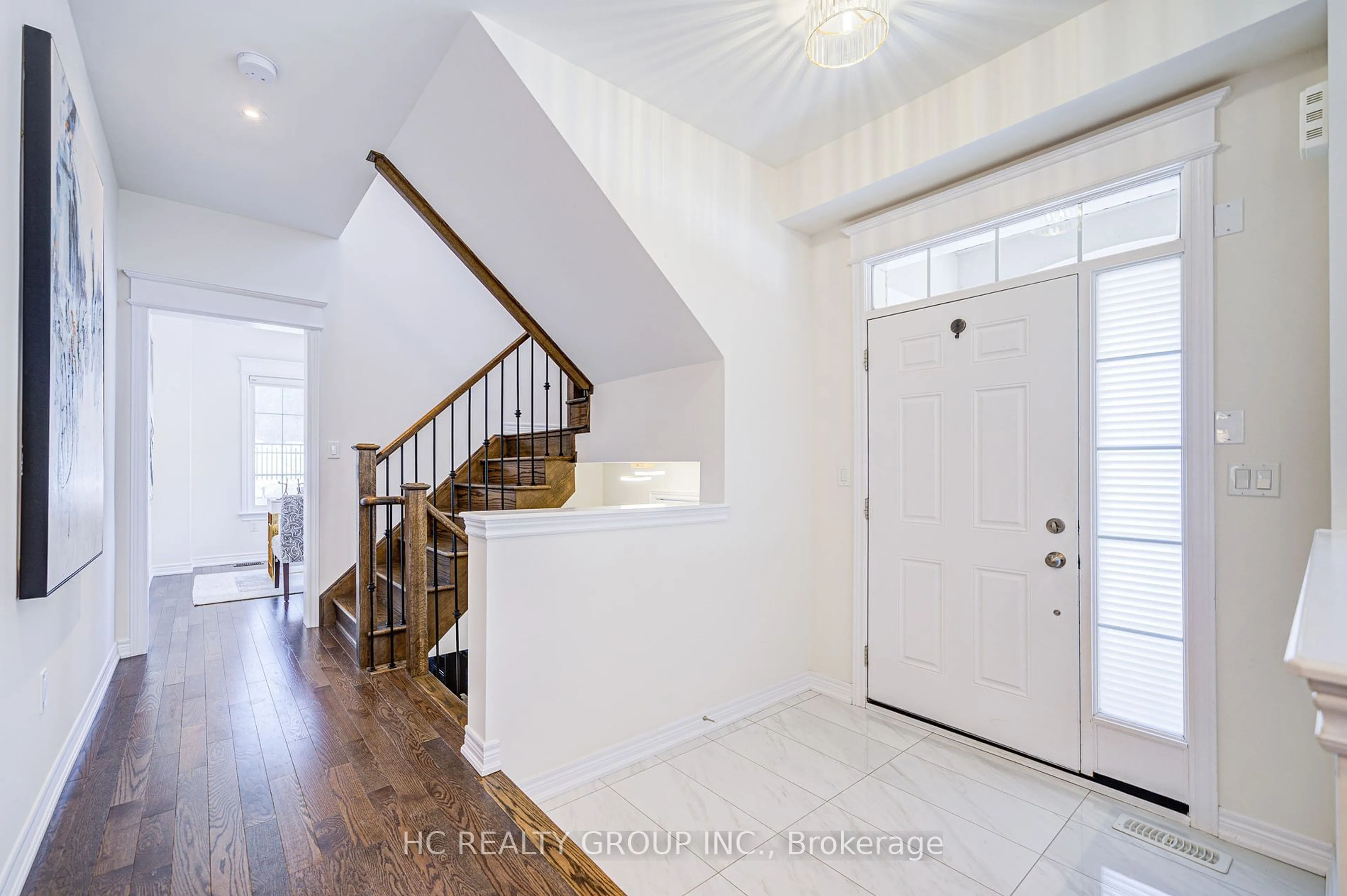 Indoor entryway for 19 Thornapple Lane, Richmond Hill Ontario L4E 1E7