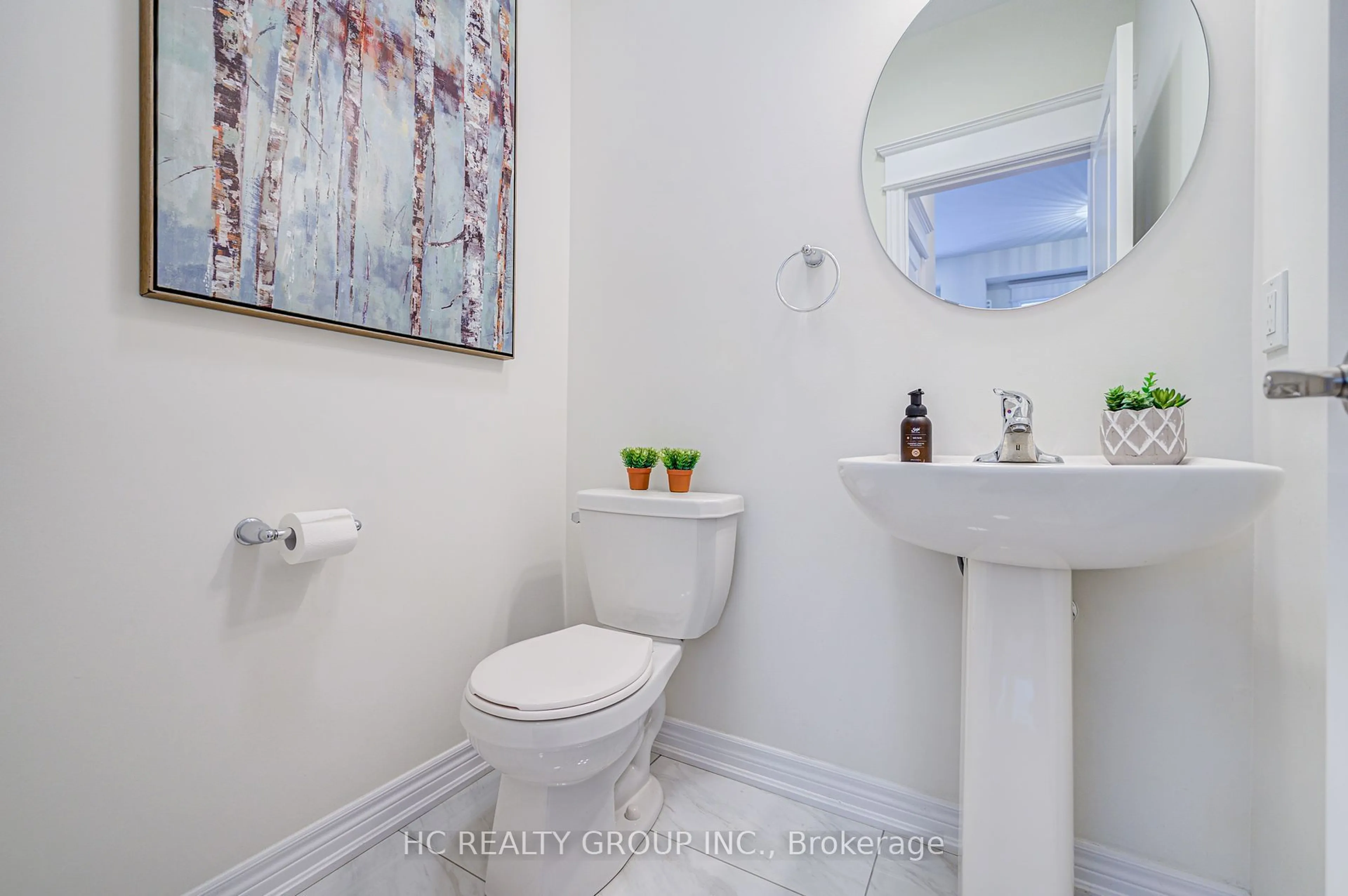 Standard bathroom, ceramic/tile floor for 19 Thornapple Lane, Richmond Hill Ontario L4E 1E7