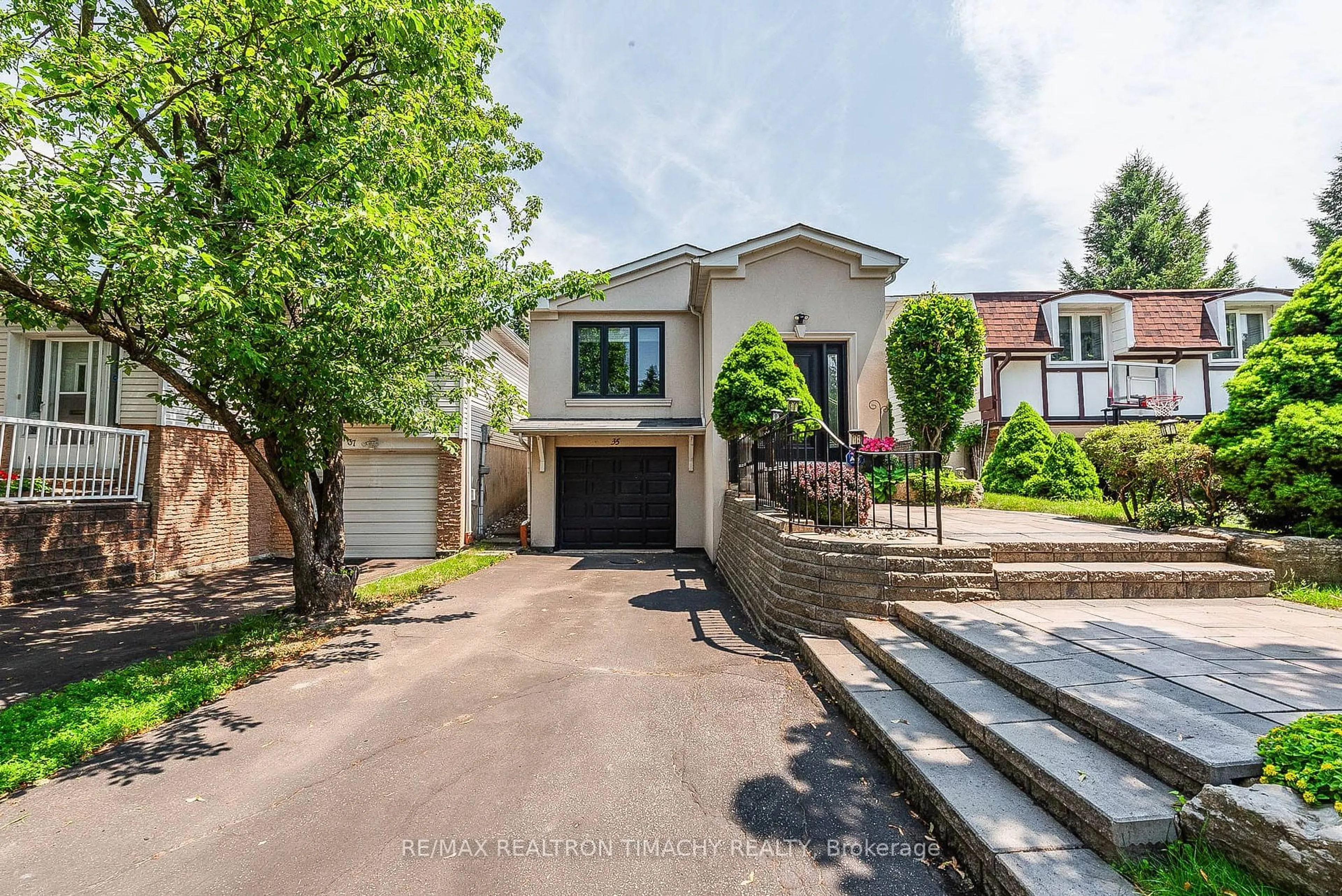 A pic from outside/outdoor area/front of a property/back of a property/a pic from drone, street for 35 Donnamora Cres, Markham Ontario L3T 4K6