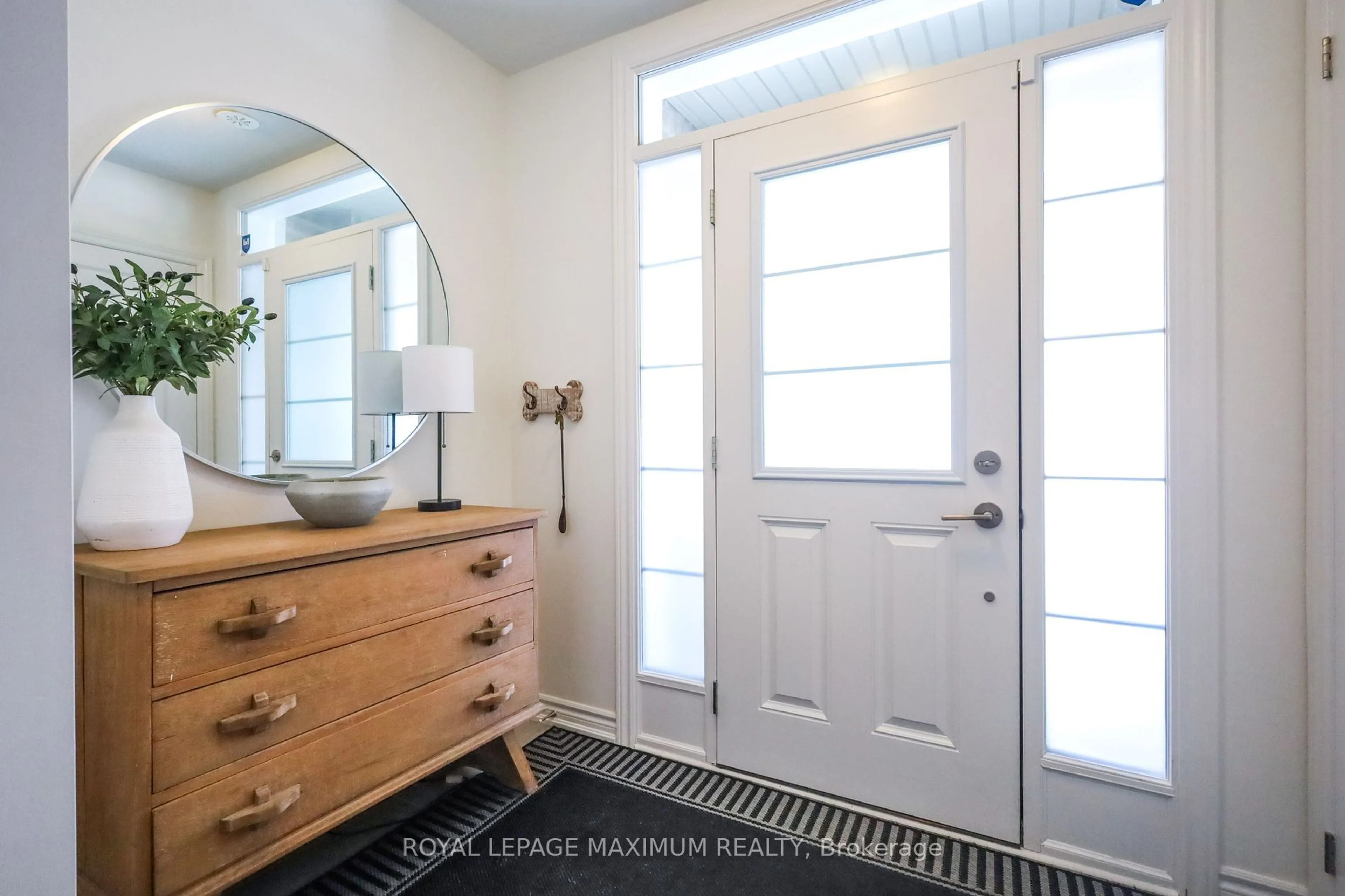 Indoor entryway for 37 Montrose Blvd, Bradford West Gwillimbury Ontario L3Z 4P3