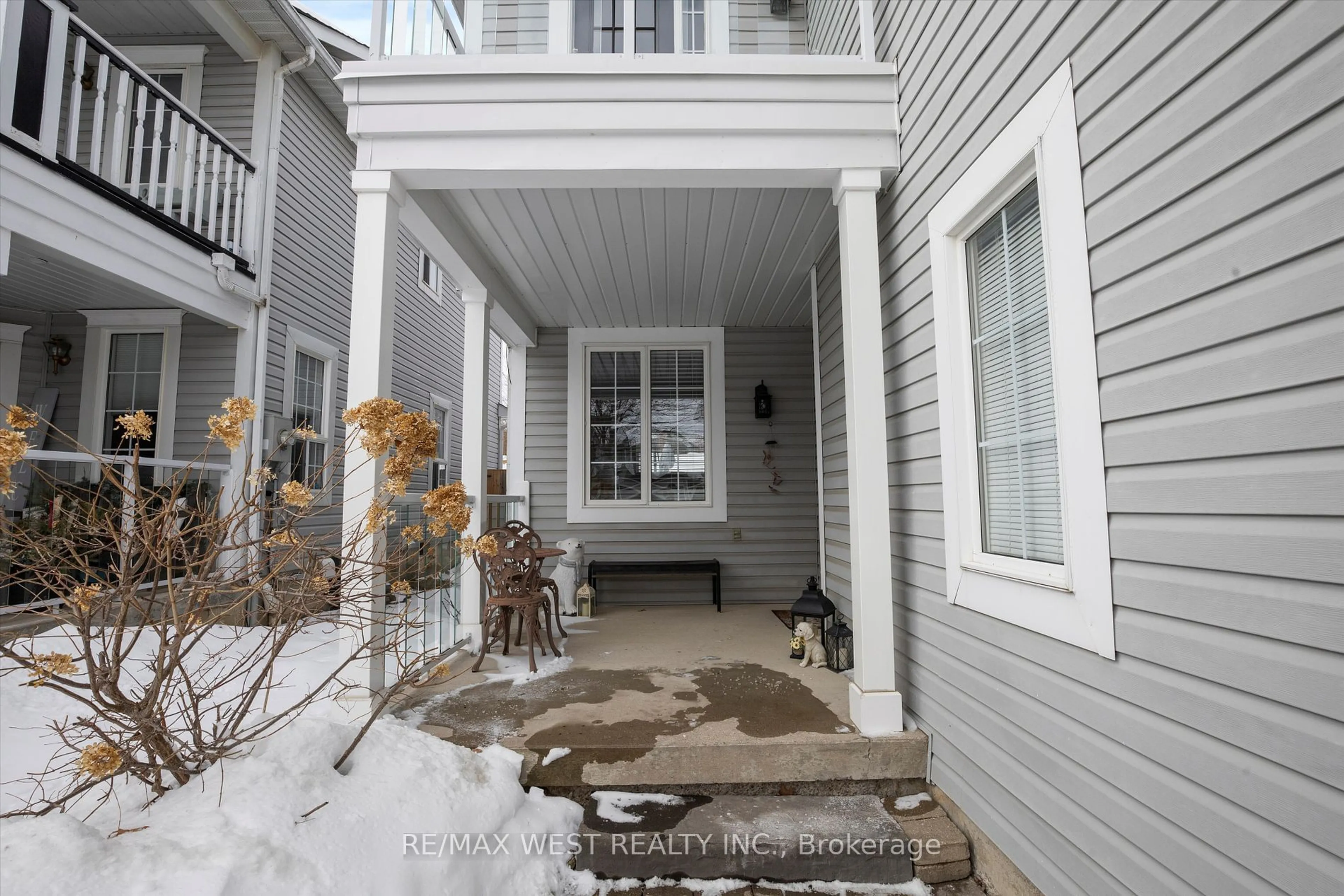 Indoor entryway for 44 Gunning Cres, New Tecumseth Ontario L0G 1W0