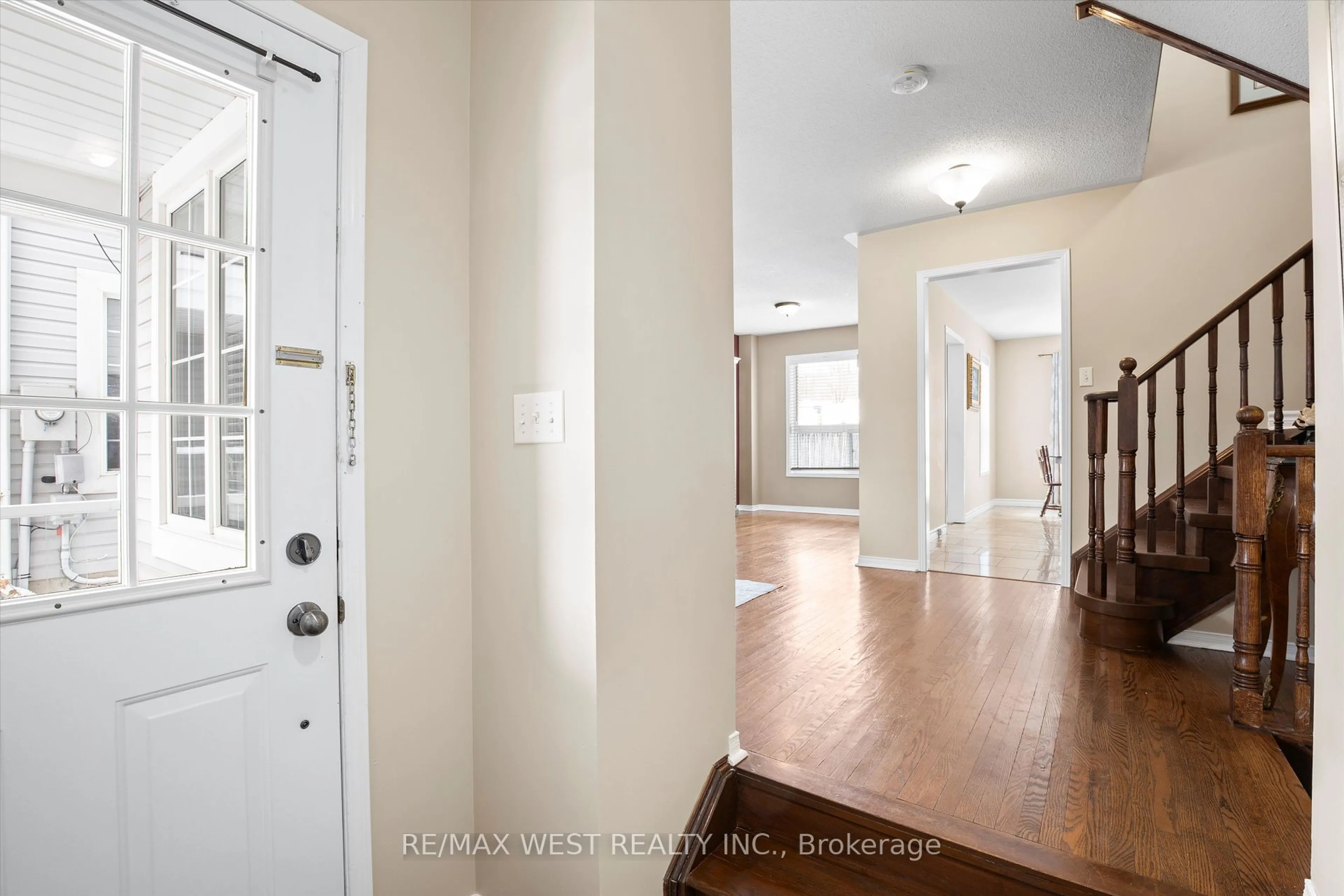 Indoor entryway for 44 Gunning Cres, New Tecumseth Ontario L0G 1W0