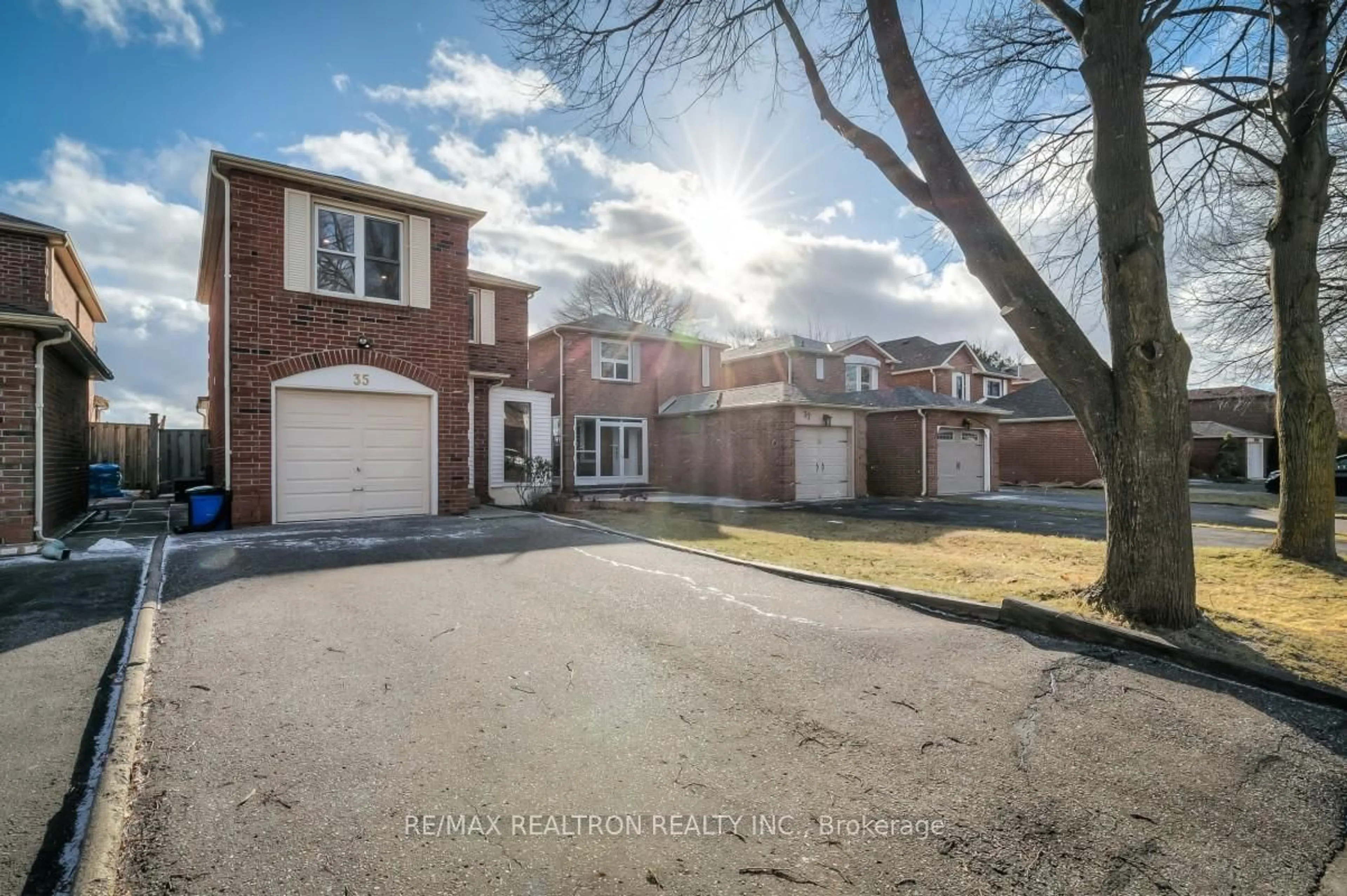 A pic from outside/outdoor area/front of a property/back of a property/a pic from drone, street for 35 Miley Dr, Markham Ontario L3R 4V1