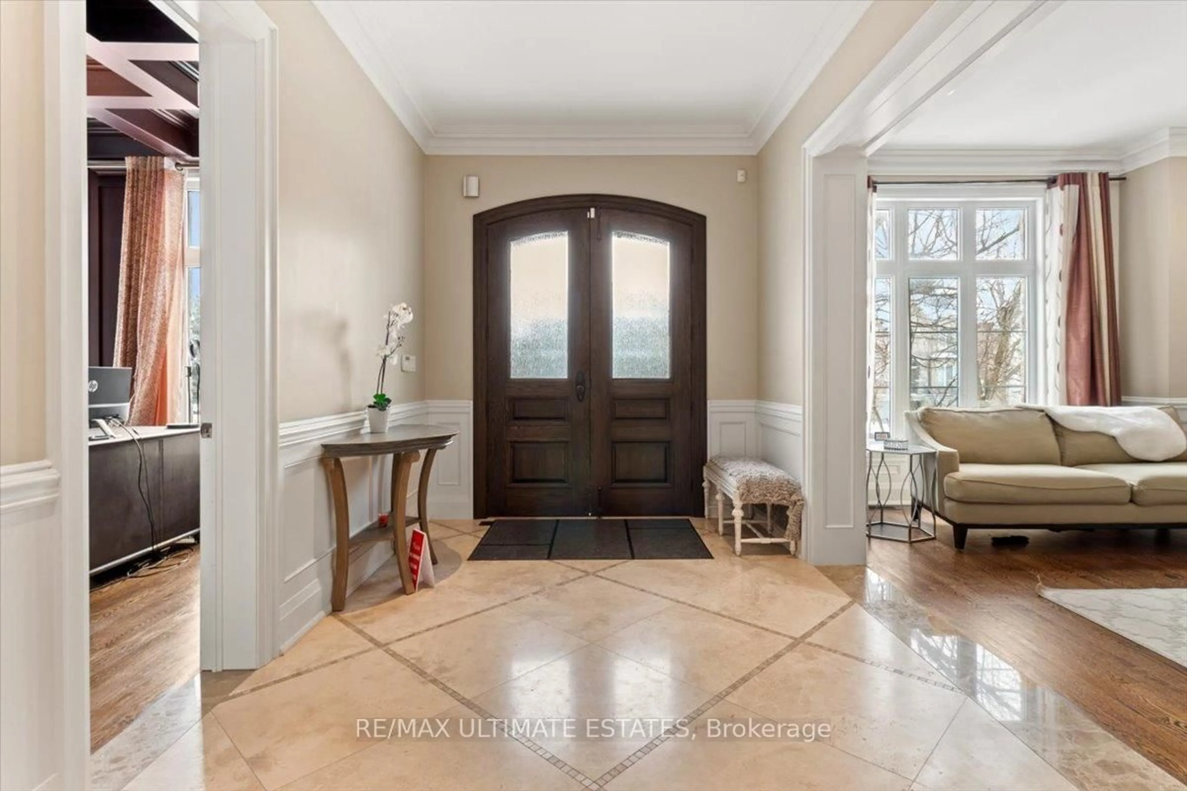 Indoor entryway for 58 Spruce Ave, Richmond Hill Ontario L4C 6W1