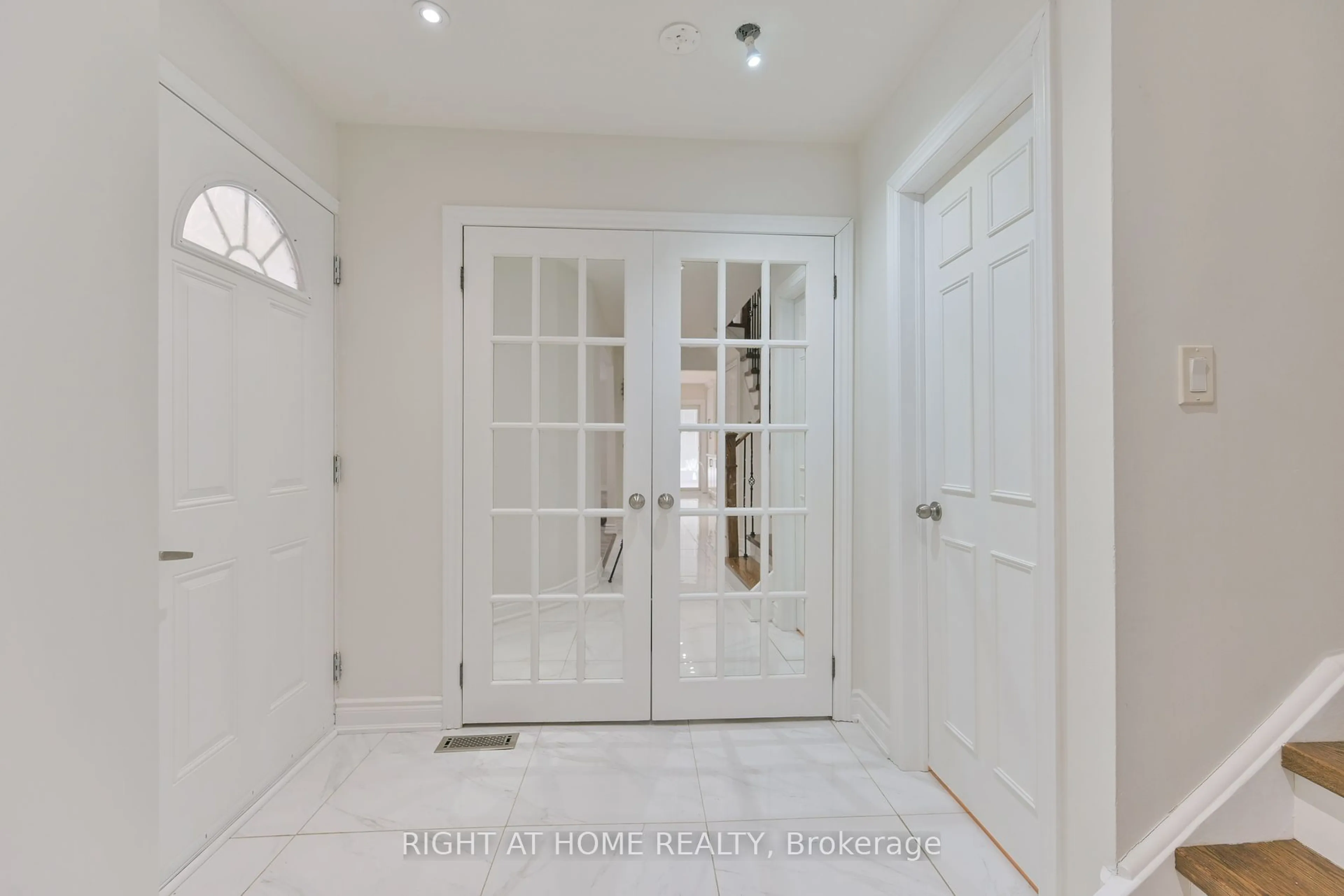 Indoor entryway for 144 Don Head Village Blvd, Richmond Hill Ontario L4C 7R1