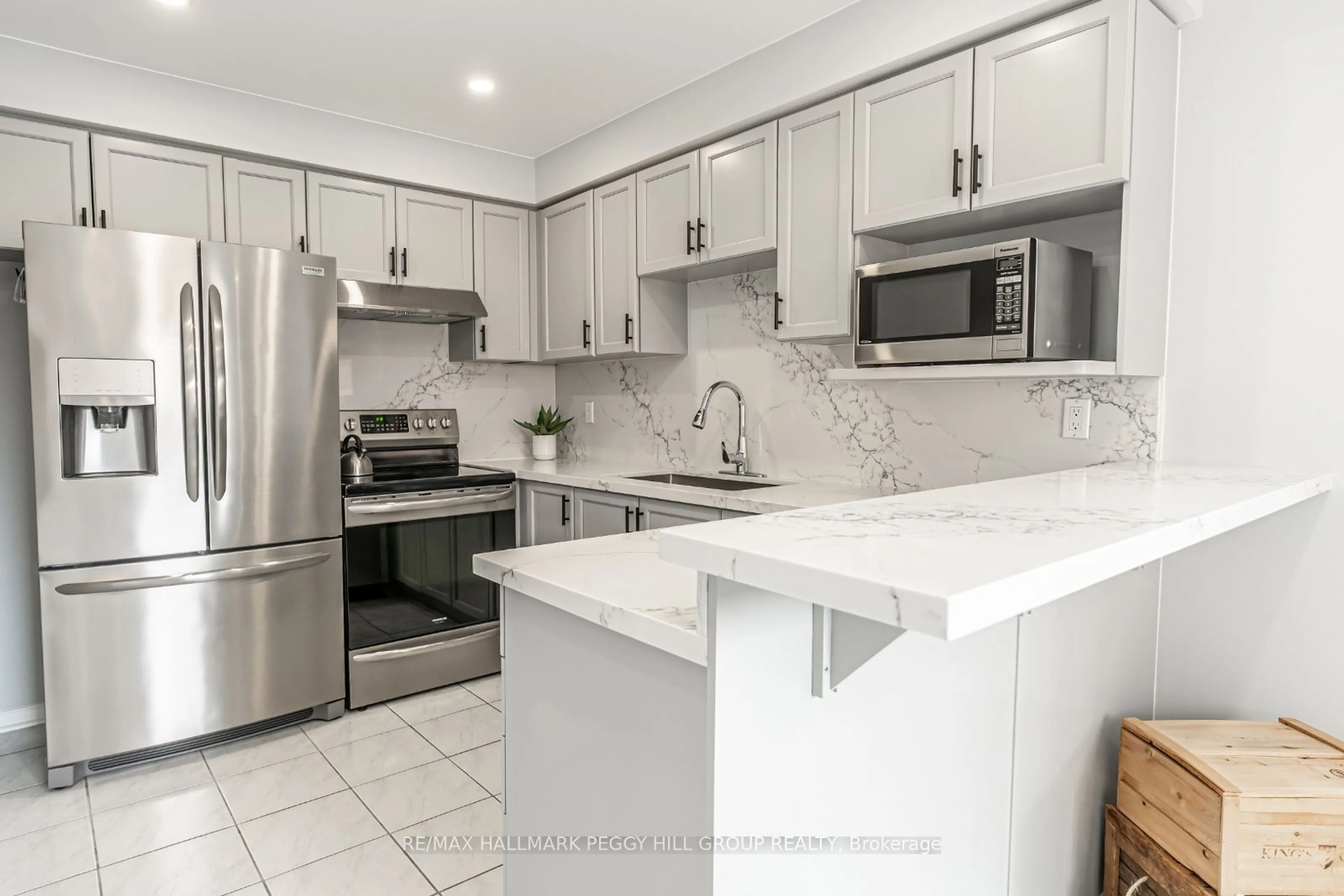 Open concept kitchen, ceramic/tile floor for 1261 Forest St, Innisfil Ontario L9S 1Z6