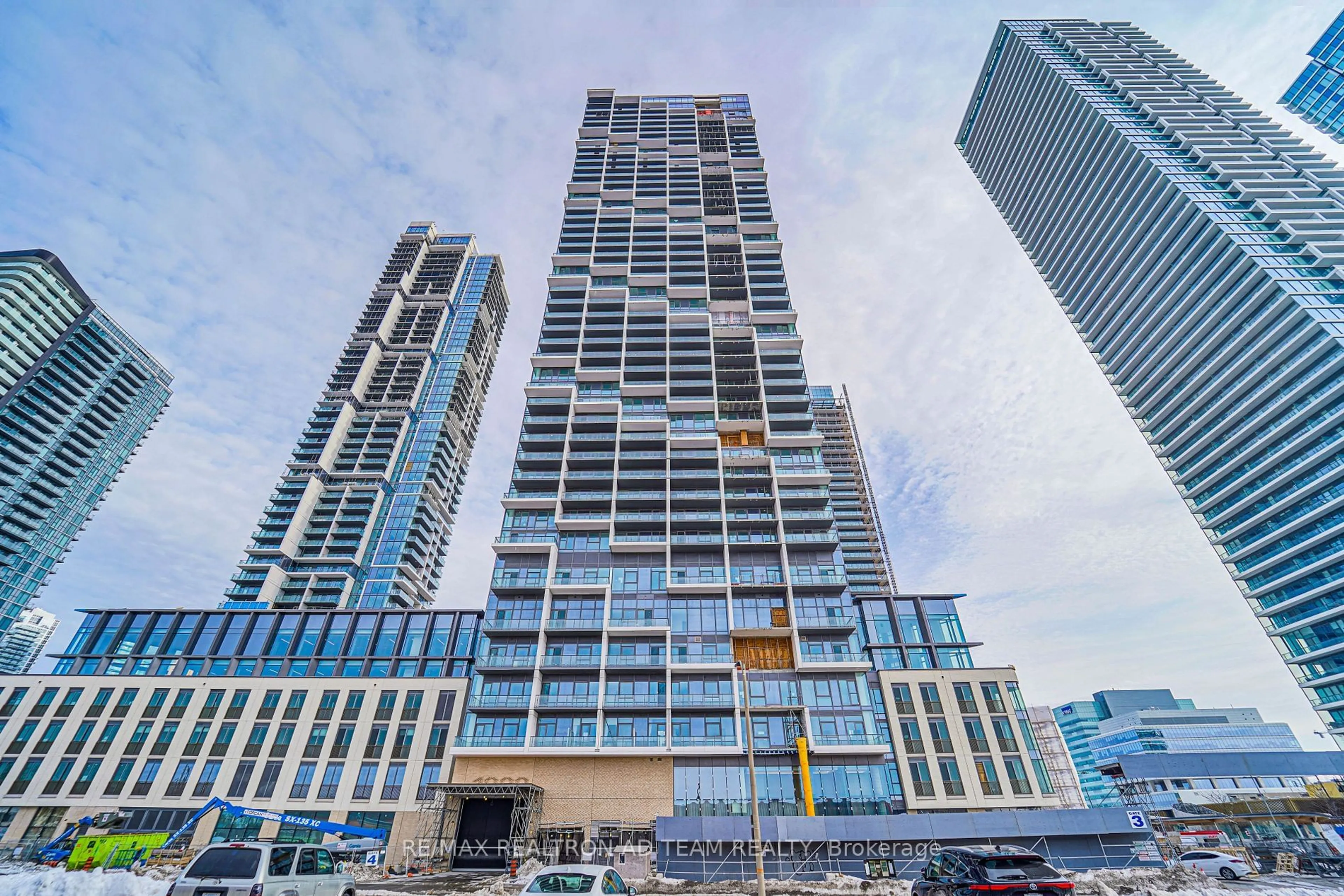 Indoor foyer for 1000 Portage Pkwy #1901, Vaughan Ontario L4K 0L1