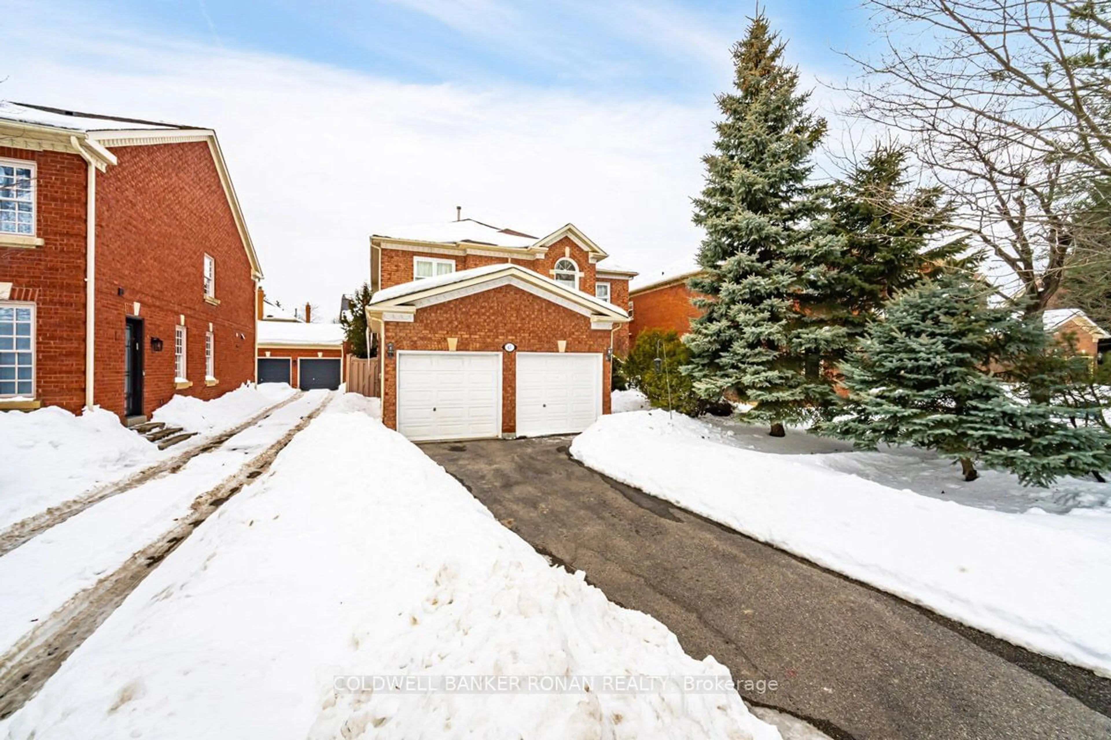 A pic from outside/outdoor area/front of a property/back of a property/a pic from drone, street for 61 Willett Cres, Richmond Hill Ontario L4C 7W2