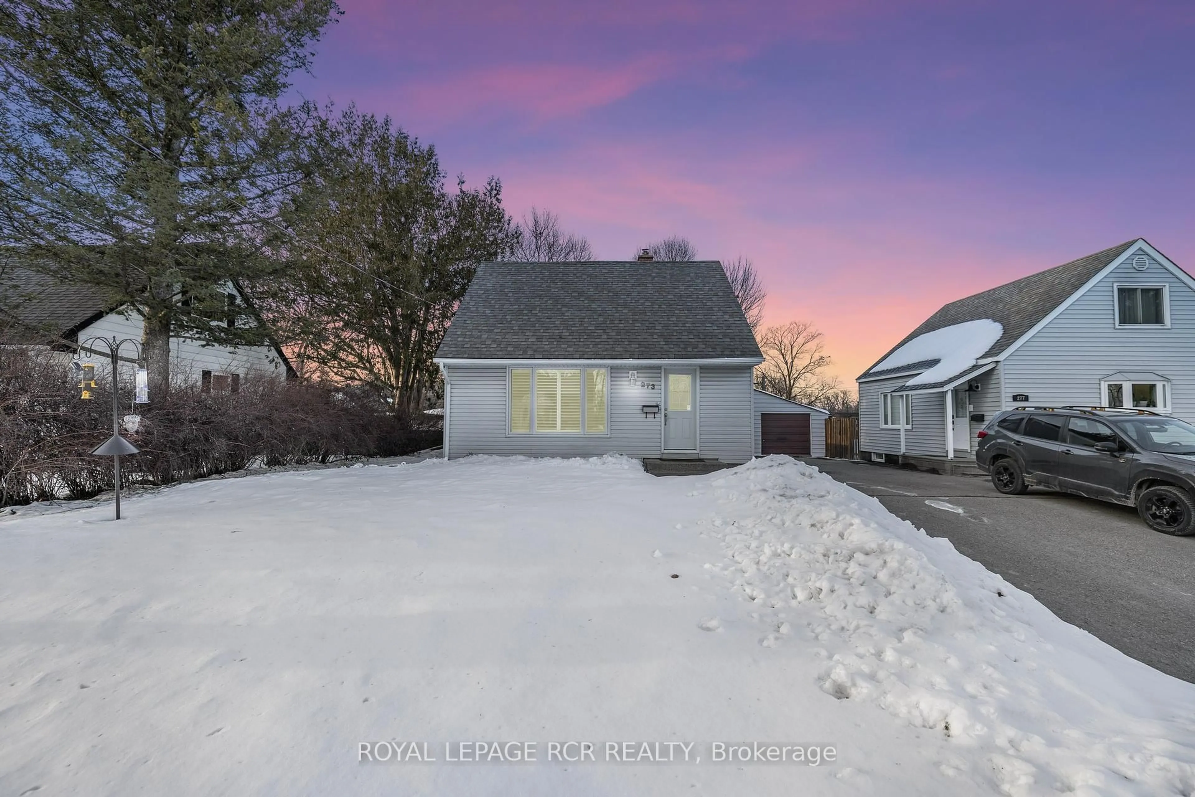 A pic from outside/outdoor area/front of a property/back of a property/a pic from drone, street for 273 Rogers Rd, Newmarket Ontario L3Y 1G5