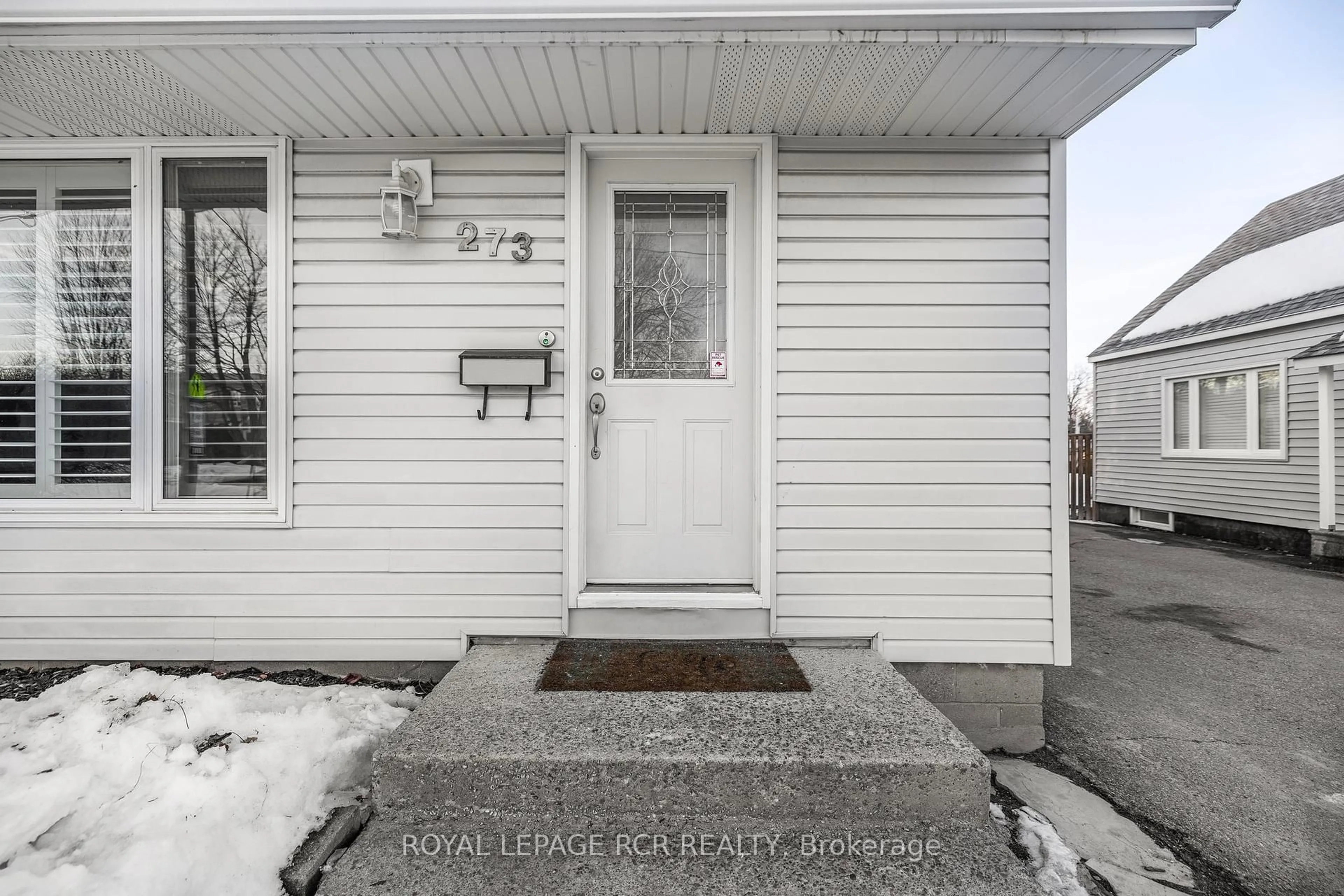 Indoor entryway for 273 Rogers Rd, Newmarket Ontario L3Y 1G5